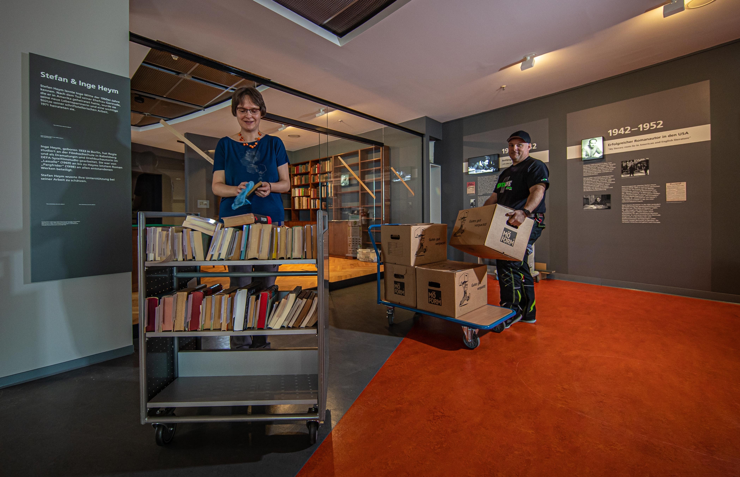 Der Aufbau der Origingal-Arbeitsbibliothek von Stefan und Inge Heym im TIETZ