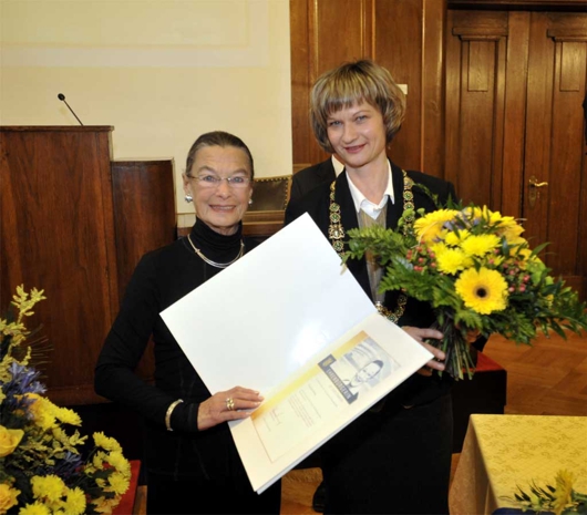 Überreichung der Ehrenbürgerurkunde durch die Oberbürgermeisterin