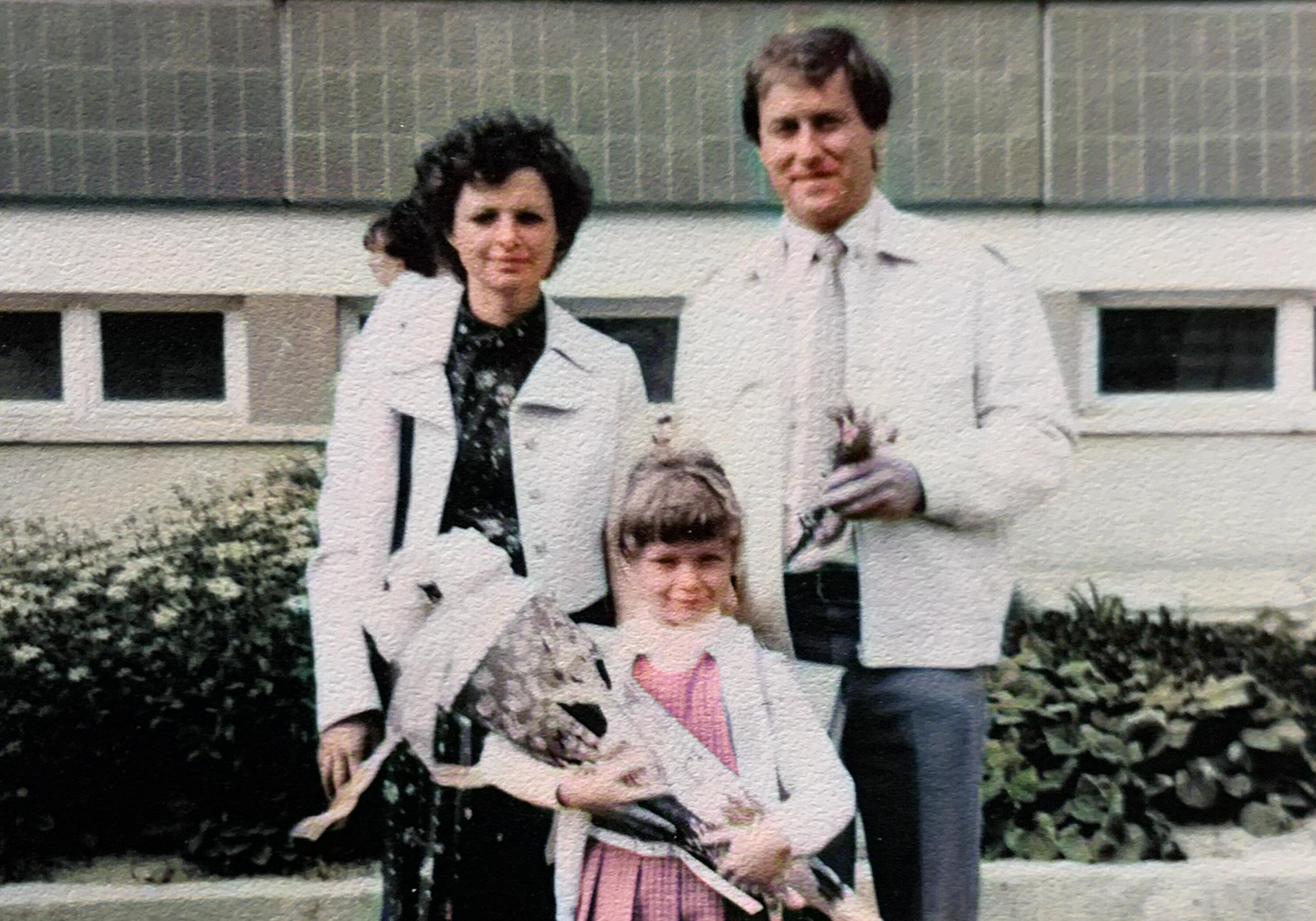 Die Autorin, Manuela Klitzsch, als Kind bei ihrem Schulanfang im Jahr 1982 gemeinsam mit ihren Eltern.