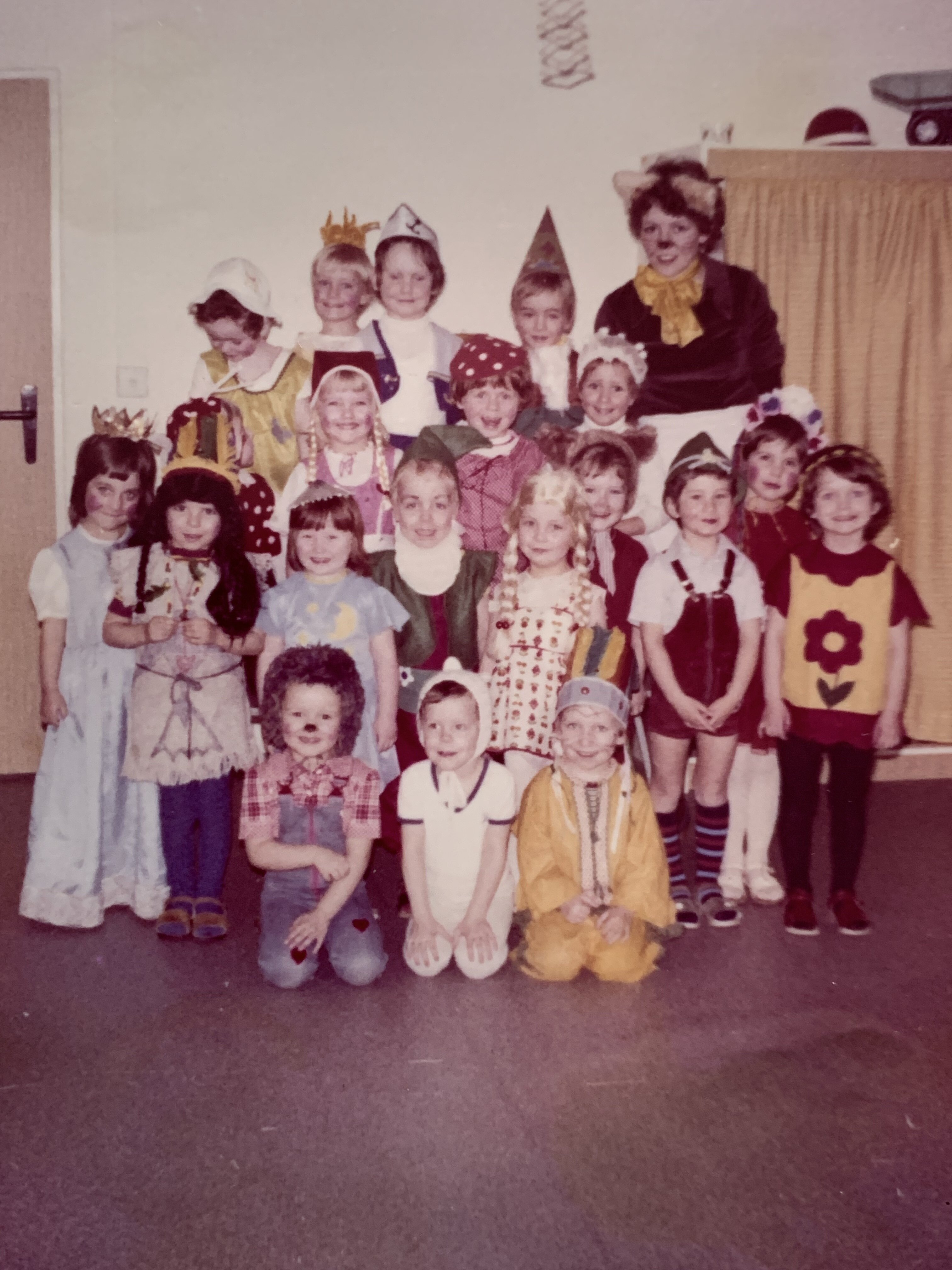 Das Bild zeigt die Kindergartengruppe von Manuela Klitzsch in der Albert-Köhler-Straße 65 im Jahr 1980. 