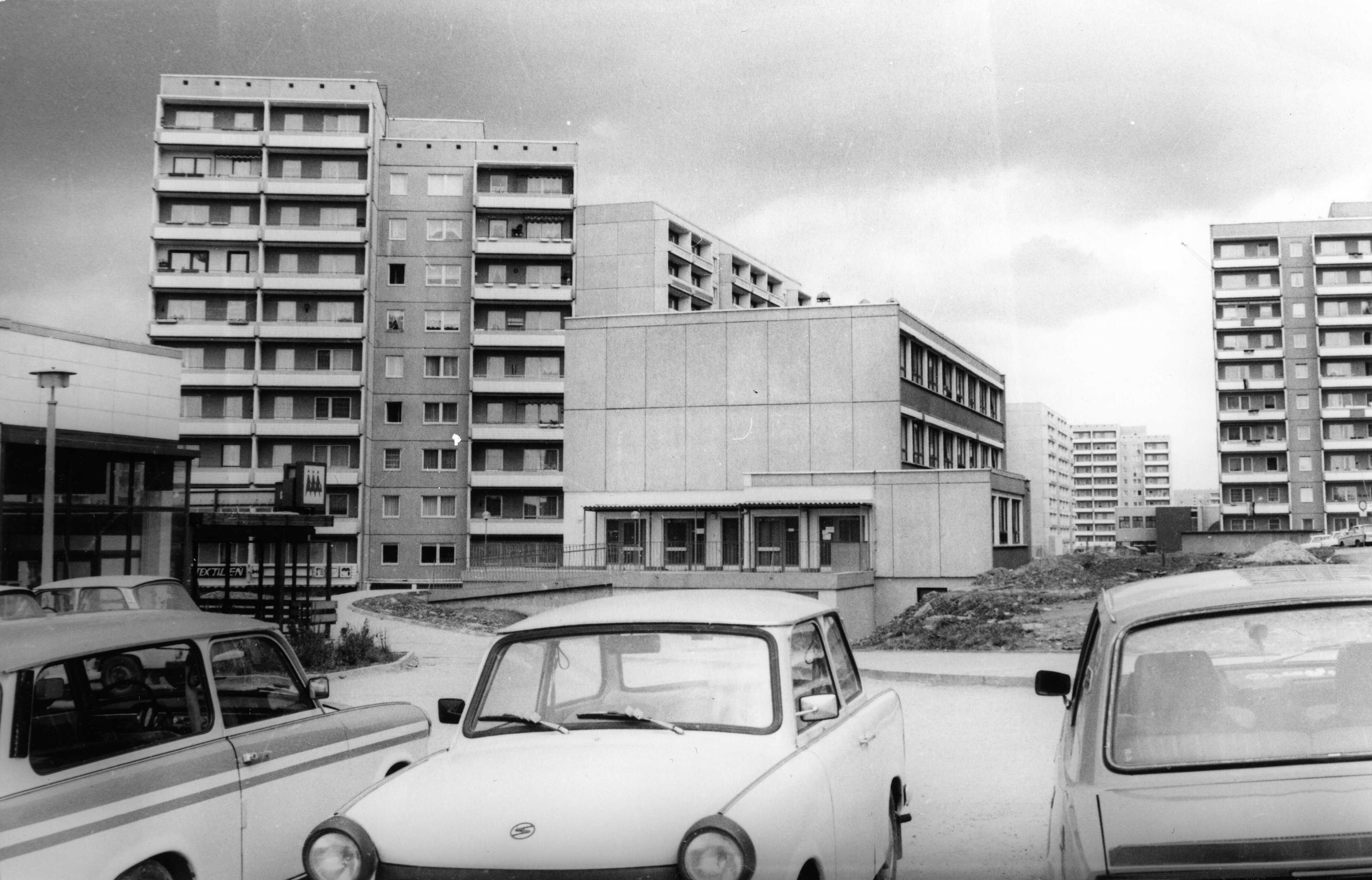 Parkende Fahrzeuge auf der Alfred-Neubert-Straße. Gut zu erkennen ist der direkte Blickbezug zwischen Wohnung und dem eigenen Fahrzeug. Das Foto entstand um 1980.