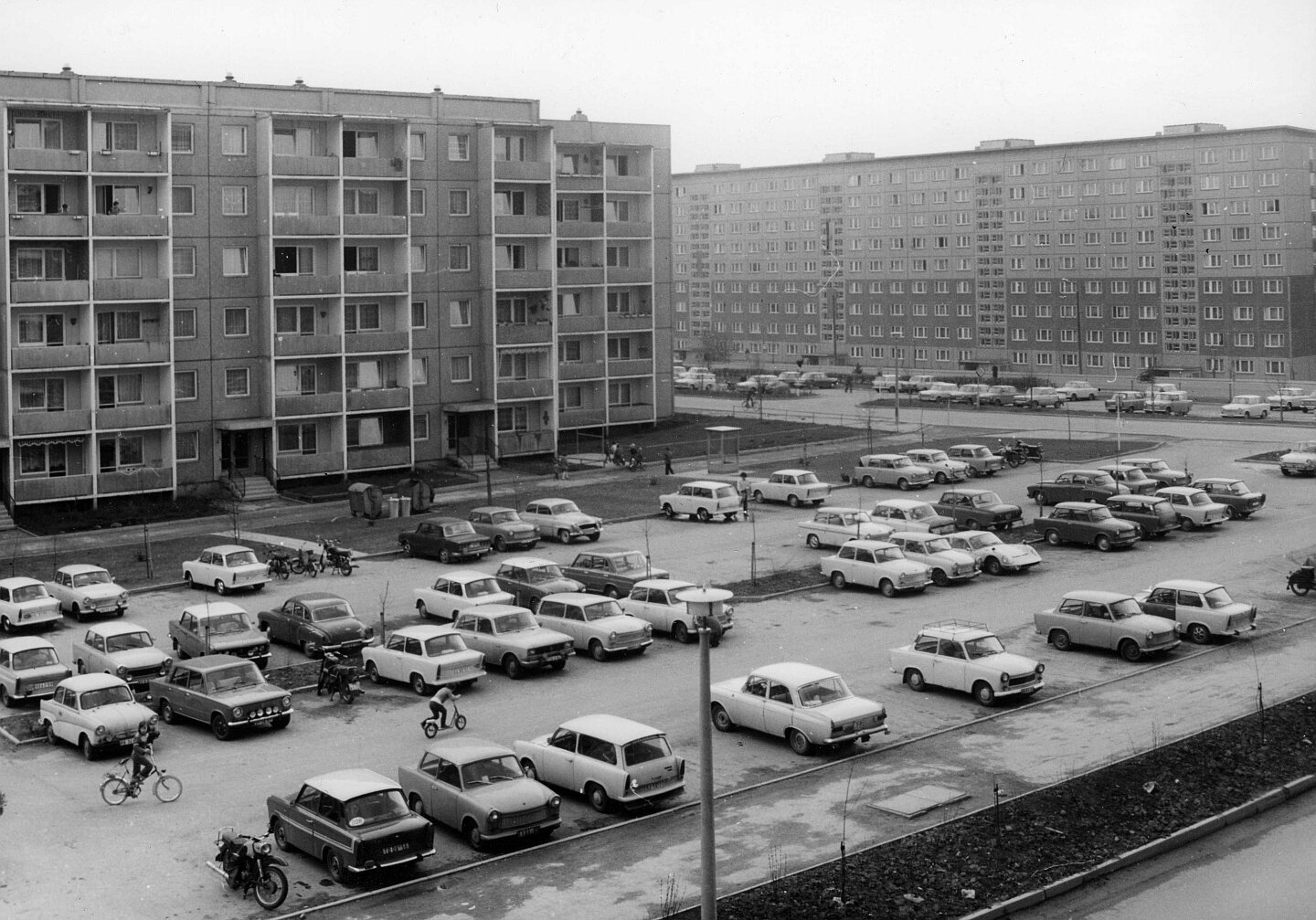 Das Foto aus den 1980er Jahren zeigt einen großen Parkplatz an der Dr.-Salvador-Allende-Straße mit vielen Stellflächen. 
