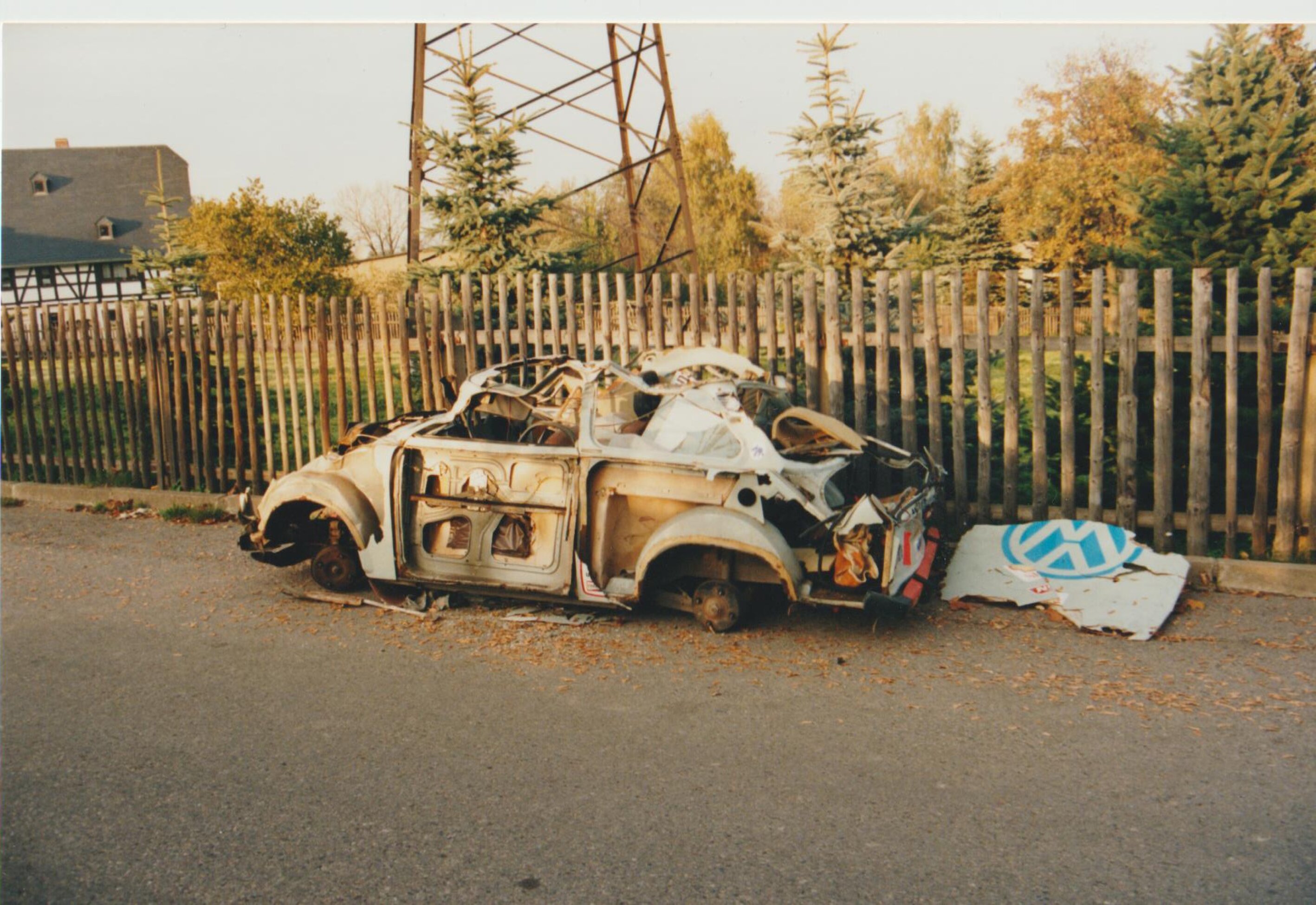 Das Bild aus dem Jahr 1995 zeigt ein demontiertes Autowrack am Straßenrand an der Dittersdorfer Straße.