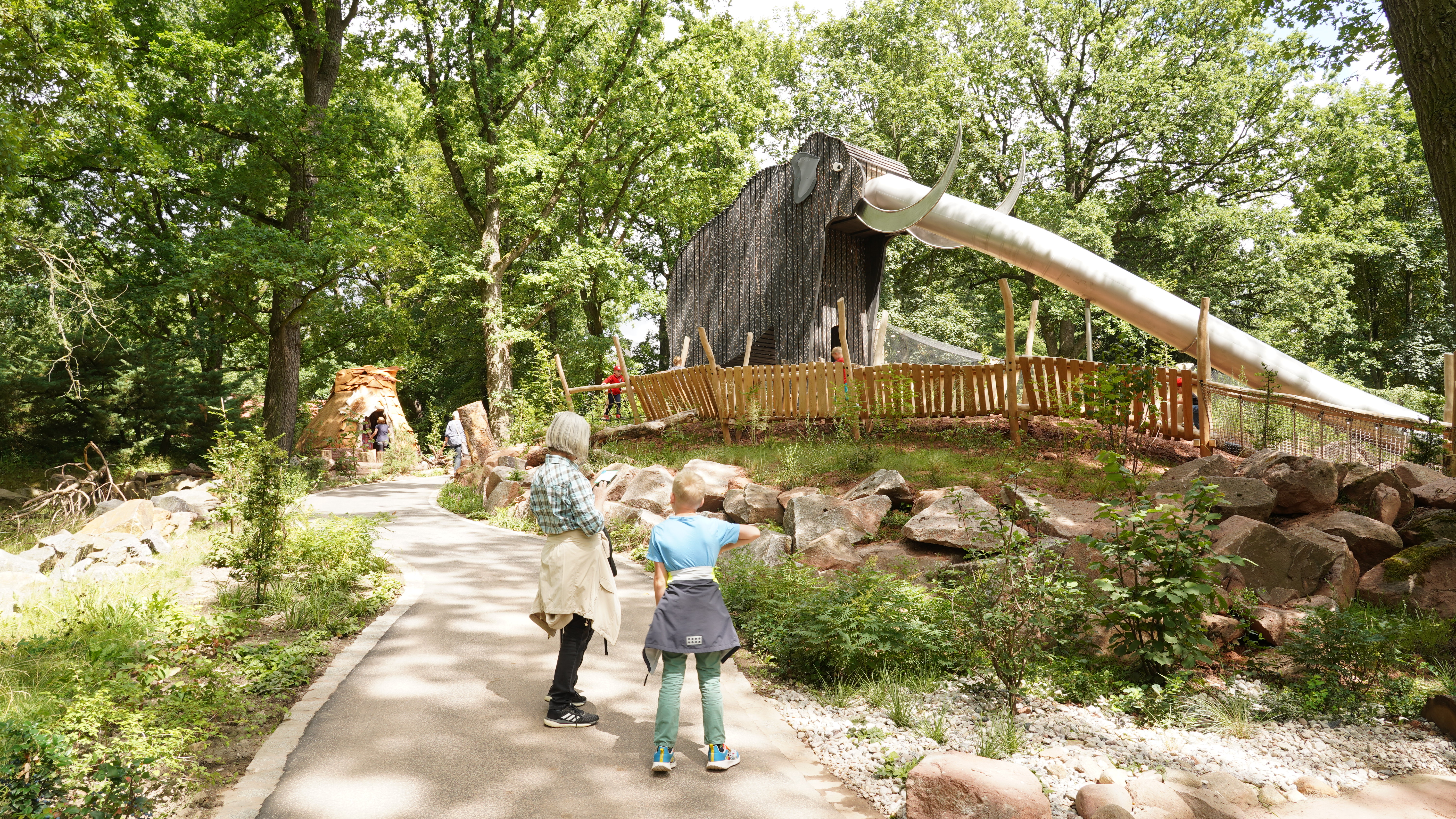 Am 15. Juli wurde der Eiszeitspielplatz im Chemnitzer Tierpark pünktlich zum Ferienbeginn an die jüngsten Gäste übergeben. Über dem rund 1.500 Quadratmeter großen Gelände thront die 13 Meter lange Mammutrutsche.
