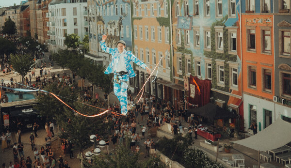 Gewagt: Seilkünstler Ruben Langer balancierte auf einer Slackline hoch über dem Brühl und den Kosmos-Gästen. Das Festgelände 2022 erstreckte sich vom Hauptbahnhof über den Schillerpark bis zum Brühl-Boulevard.