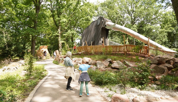 Am 15. Juli wurde der Eiszeitspielplatz im Chemnitzer Tierpark pünktlich zum Ferienbeginn an die jüngsten Gäste übergeben. Über dem rund 1.500 Quadratmeter großen Gelände thront die 13 Meter lange Mammutrutsche.