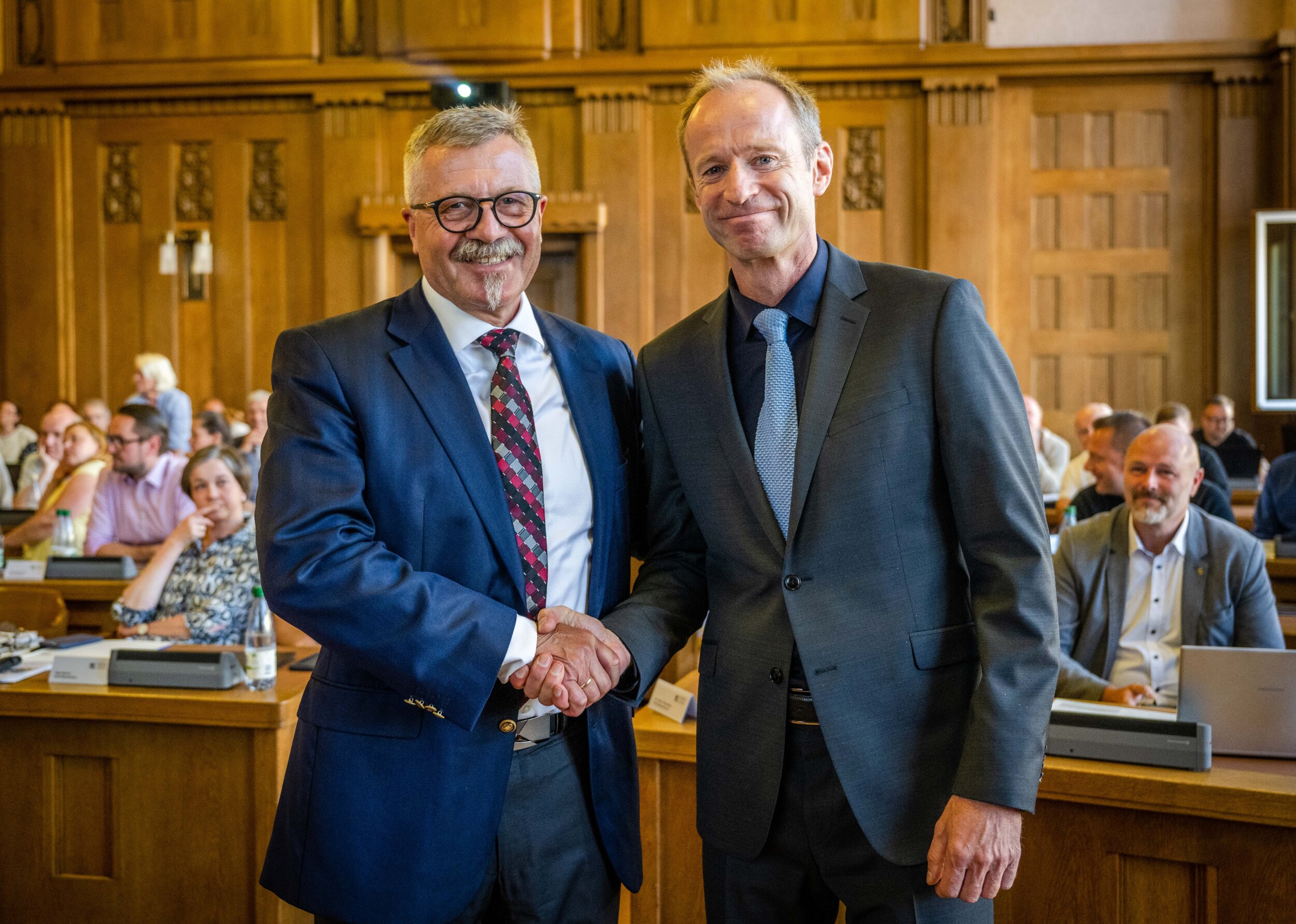 Der langjährige Ordnungsbürgermeister Miko Runkel (links) gratuliert seinem Nachfolger Knut Kunze. Er trat das Amt als Bürgermeister für Recht, Sicherheit und Umweltschutz am 1. August an.