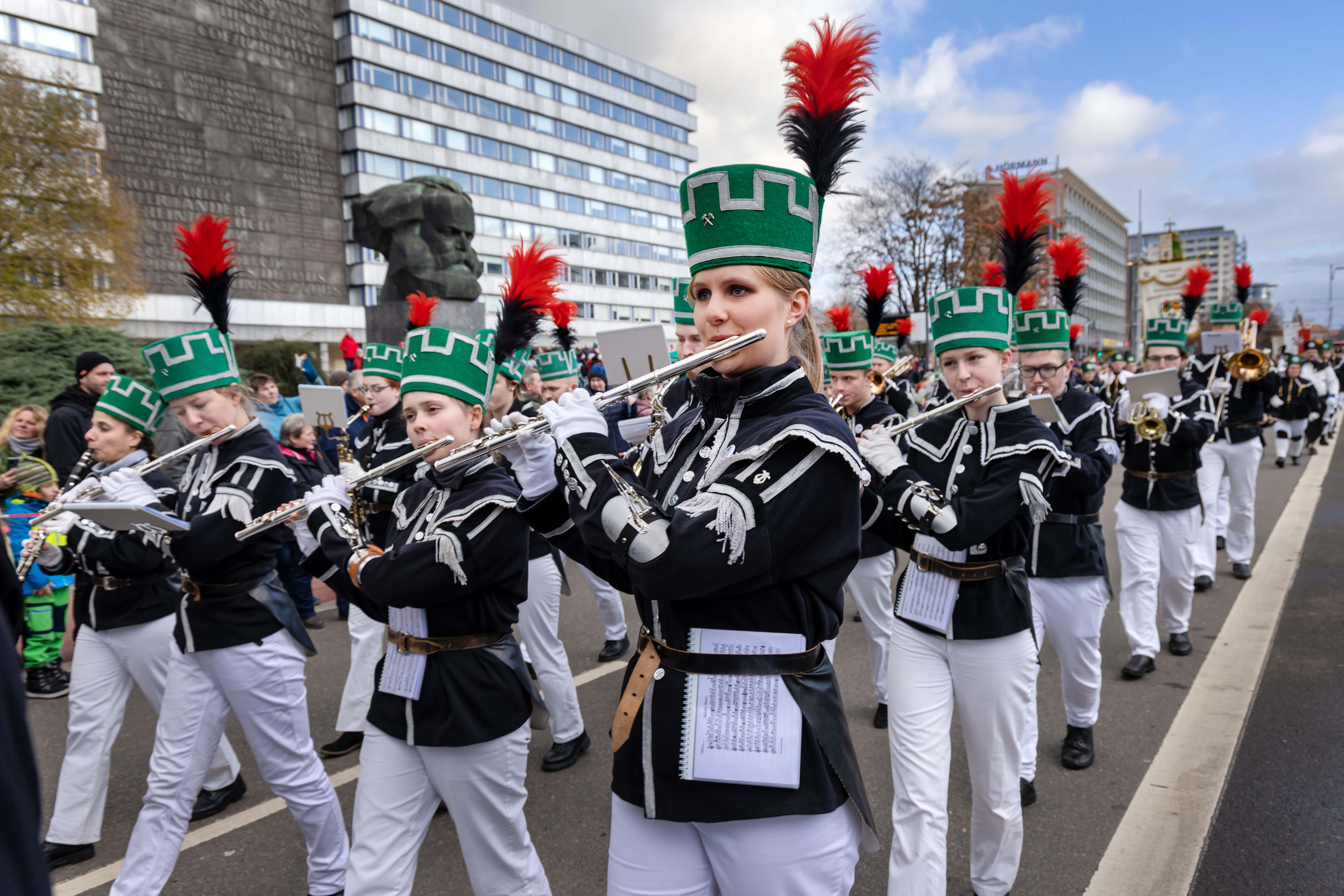 Nach zwei Jahren pandemiebedingter Pause gab es endlich wieder eine Bergparade in Chemnitz. Rund 980 Teilnehmerinnen und Teilnehmer präsentierten die Tradition. Sie zogen durch die Innenstadt und gaben ein Konzert auf dem Theaterplatz.