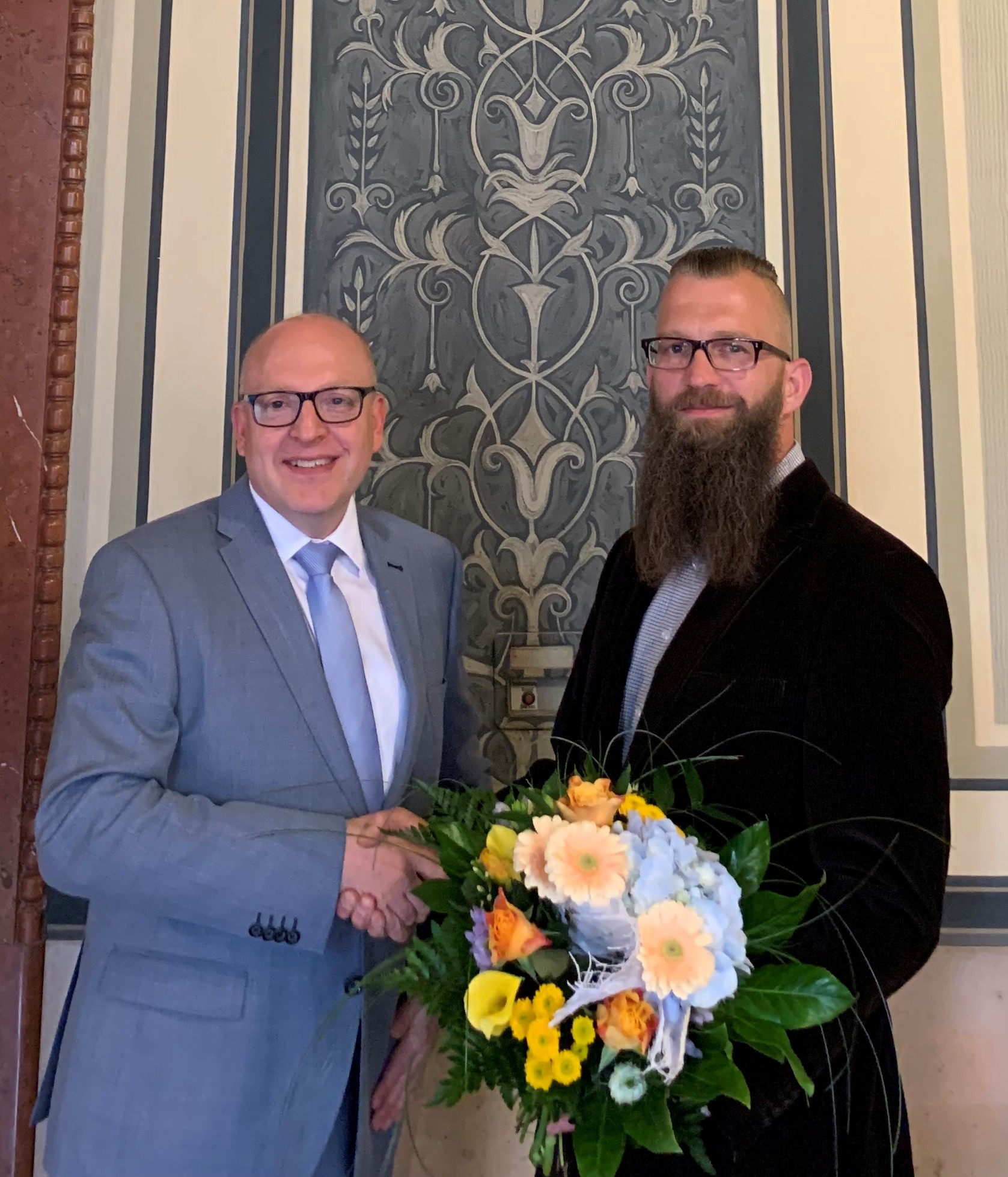 Oberbürgermeister Sven Schulze (l.) und Thomas Kütter nach der Wahl. 