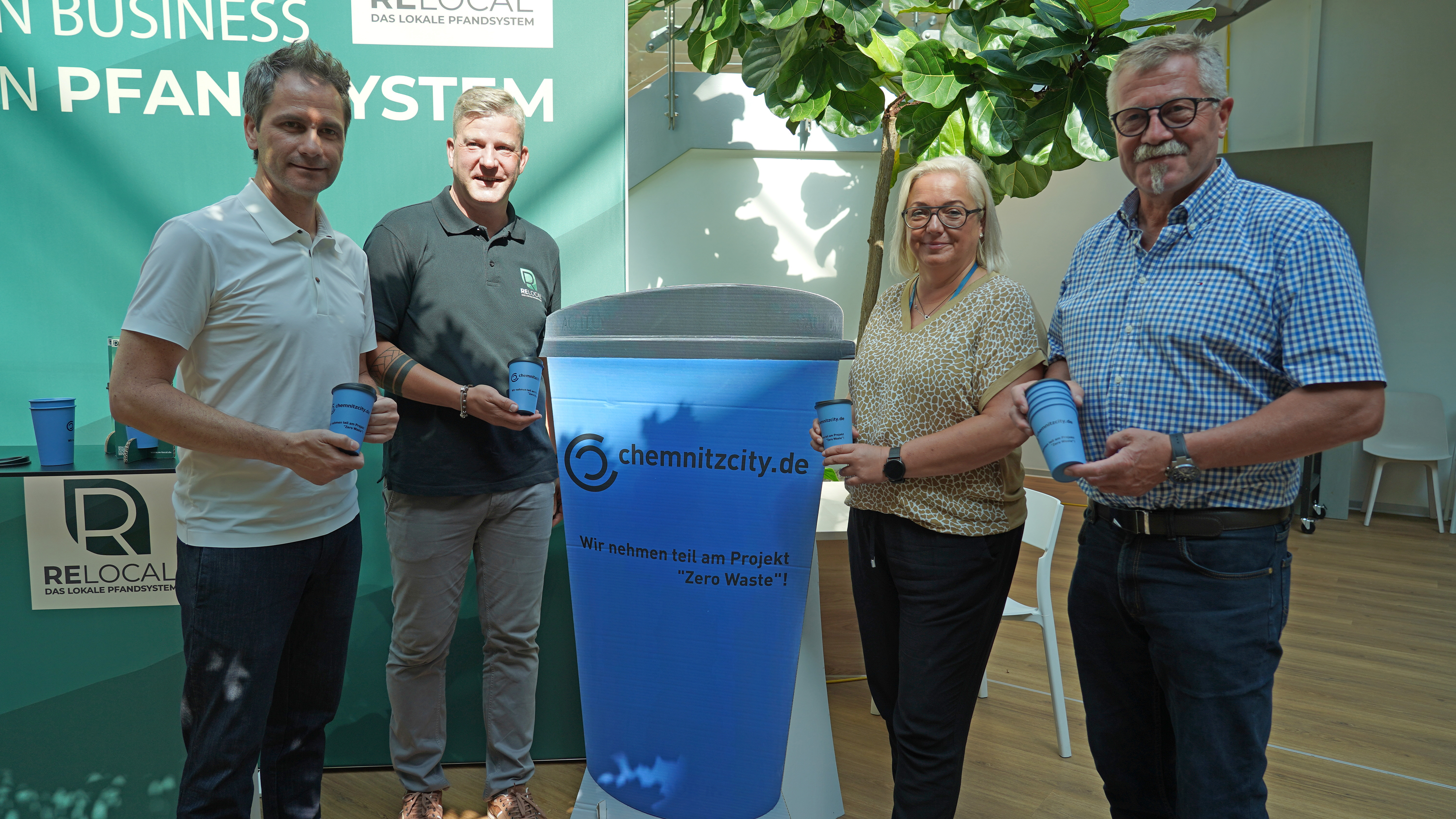 Sven Hertwig, Jens Preißler, Sylvia Stölzel und Miko Runkel (v.l.) bei der Vorstellung des neuen Mehrweg-Bechers Chemnitz-Cup.