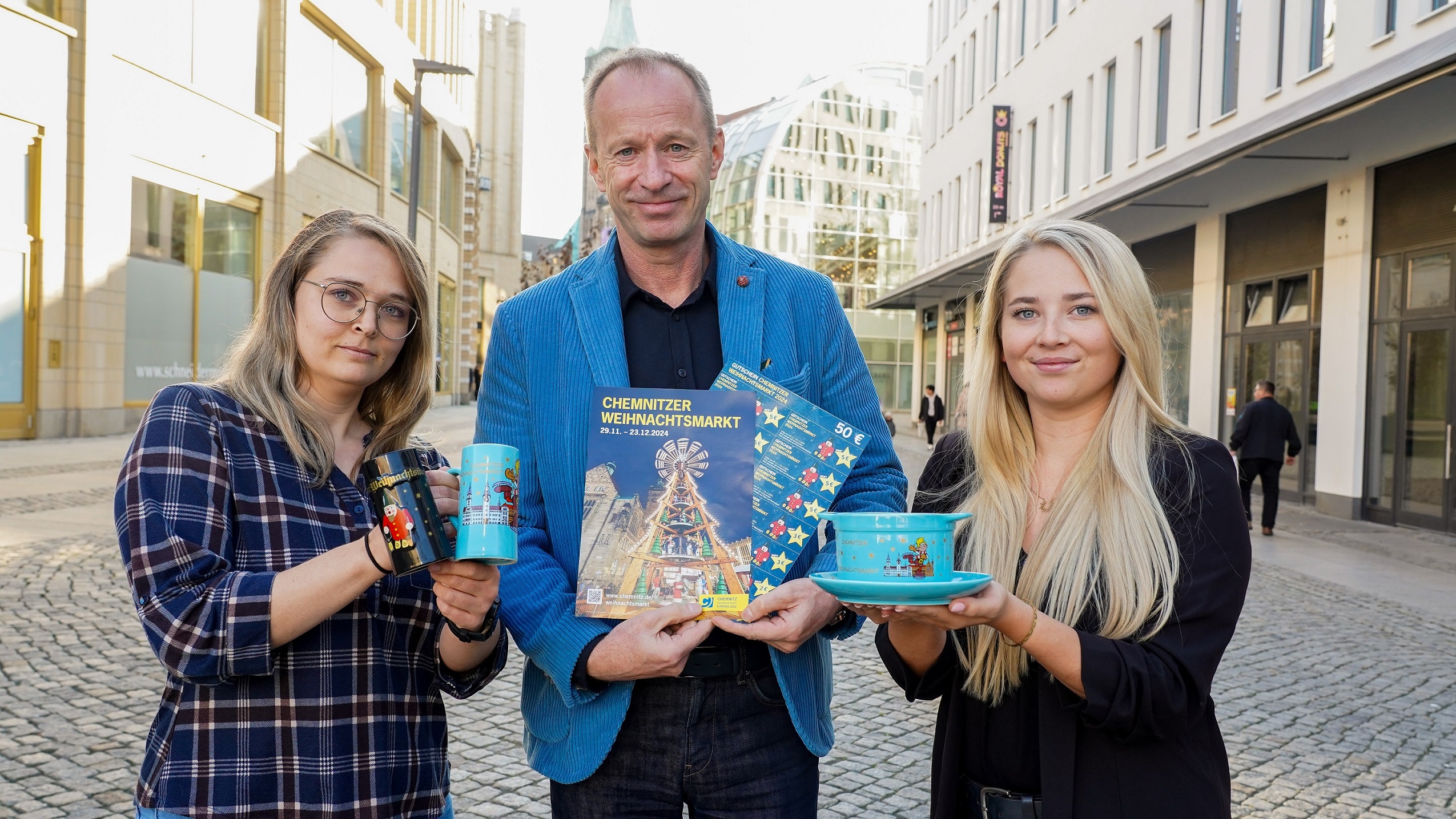 vlnr: Kathleen Herold (SG Märkte), Bürgermeister Knut Kunze, Lucy Auerswald (SG Märkte)