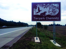 Das neue Tierpark-Hinweisschild an der Autobahn