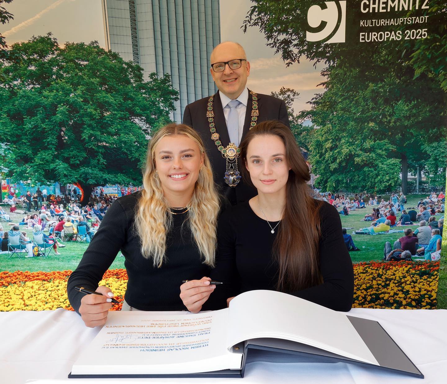 Emma Malewski (links) und Pauline Schäfer-Betz haben sich am 25. September ins Goldene Buch der Stadt Chemnitz eingetragen.