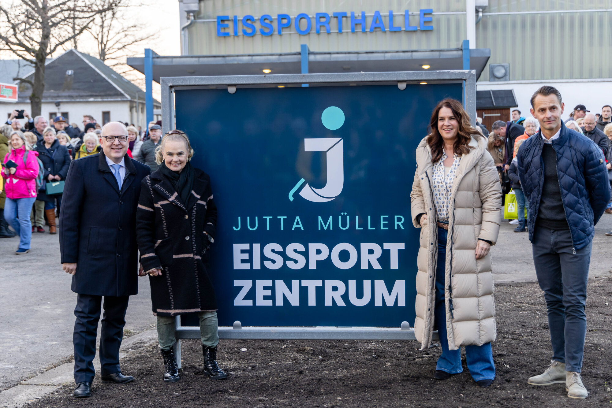 Oberbürgermeister Sven Schulze und die Eislaufstars Katarina Witt und Gabriele Seyfert enthüllen das Jutta Müller Eissportzentrum