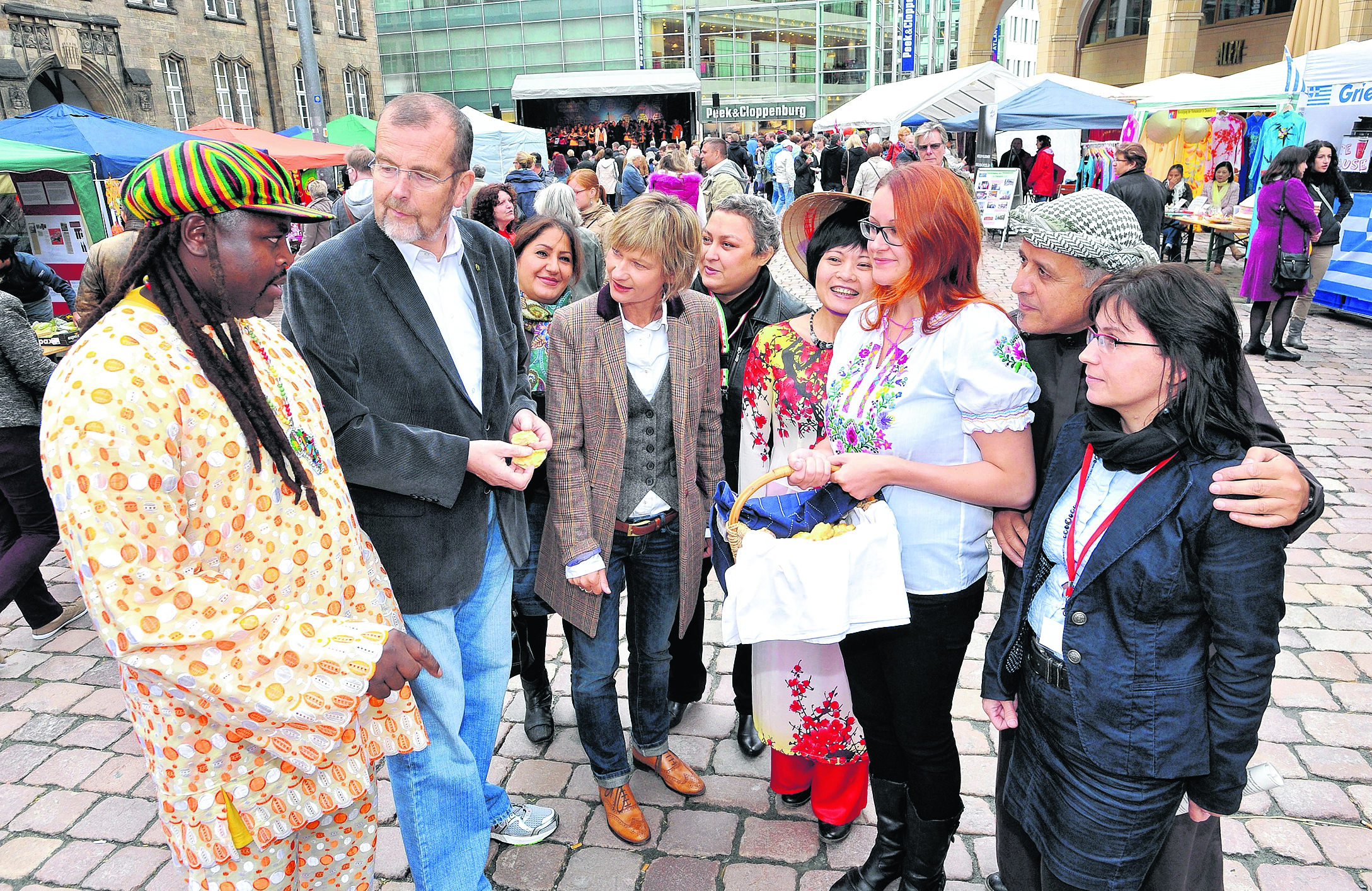 Die Interkulturellen Wochen werden jährlich durch ein buntes Fest auf dem Neumarkt eröffnet.