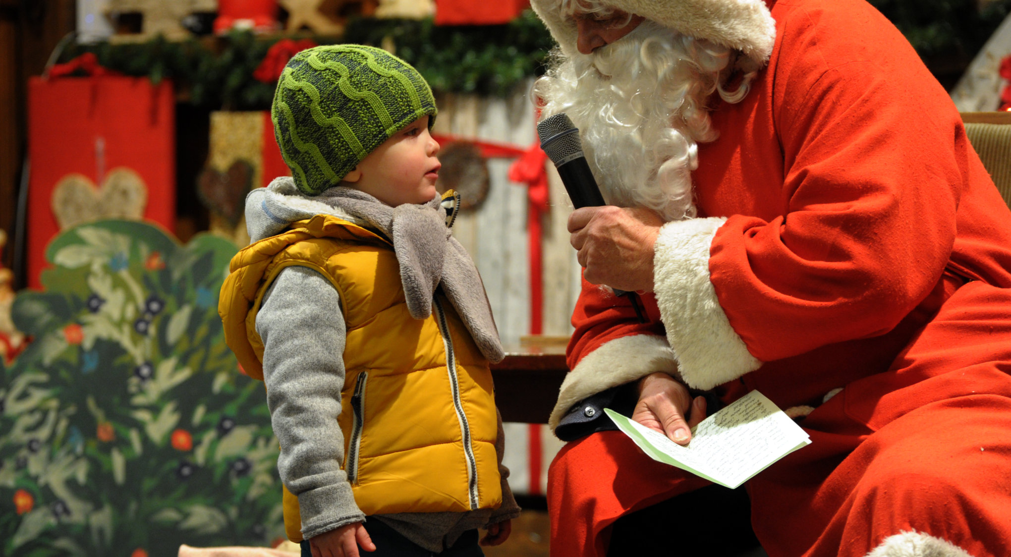 Täglich um 17 Uhr besucht der Weihnachtsmann die Kinder auf der Weihnachtsmarktbühne.