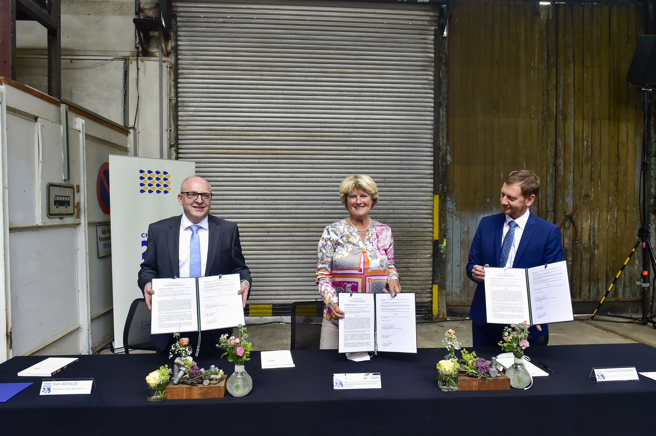 Oberbürgermeister Sven Schulze, Staatsministerin Prof. Monika Grütters und Ministerpräsident Michael Kretschmer unterzeichneten die Finanzierungsvereinbarung zur Kulturhauptstadt Europas 2025.