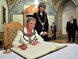 Elaine Boyes, Oberbürgermeisterin von Manchester, trug sich heute in das Goldene Buch der Stadt ein. Foto: Kristin Schmidt.