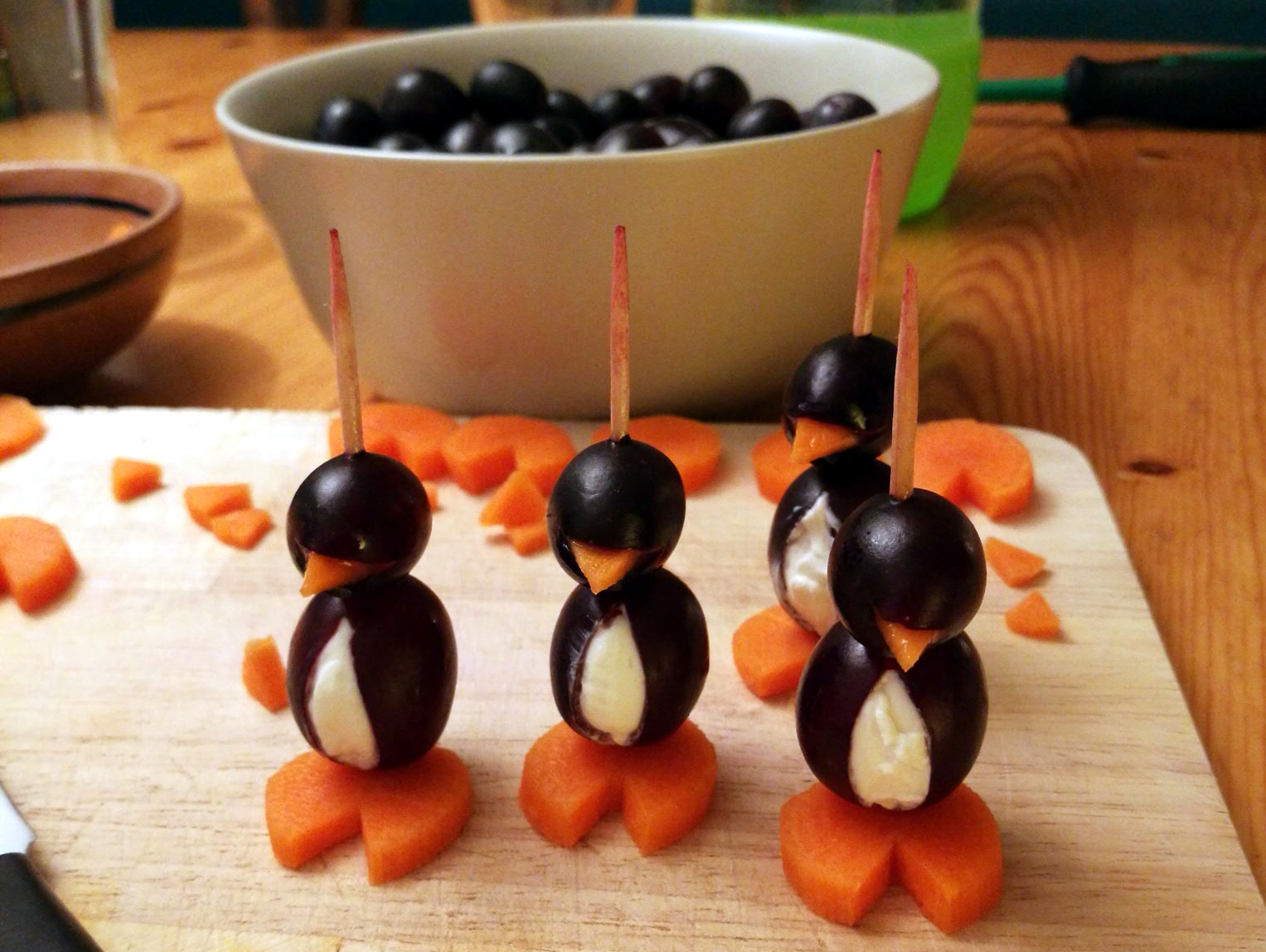 Gesunde Ernährung: Aus Obst, Gemüse und Frischkäse gebastelte Pinguine animieren Kinder zu gesundem Essen