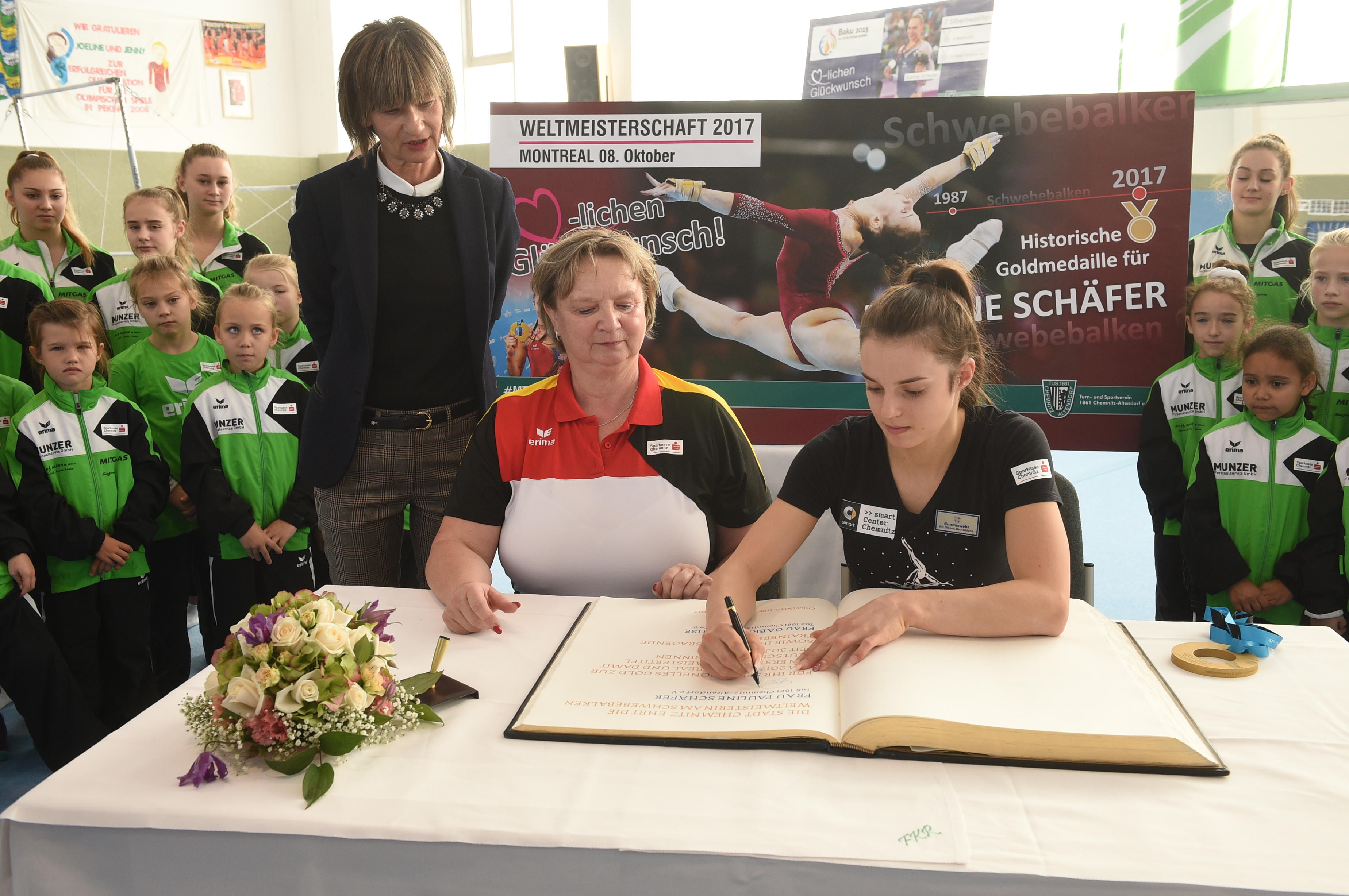 Kunstturnerin Pauline Schäfer und Trainerin Gabriele Frehse trugen sich nach dem WM-Titelgewinn am Schwebebalken 2017 ins Goldene Buch der Stadt Chemnitz ein. 