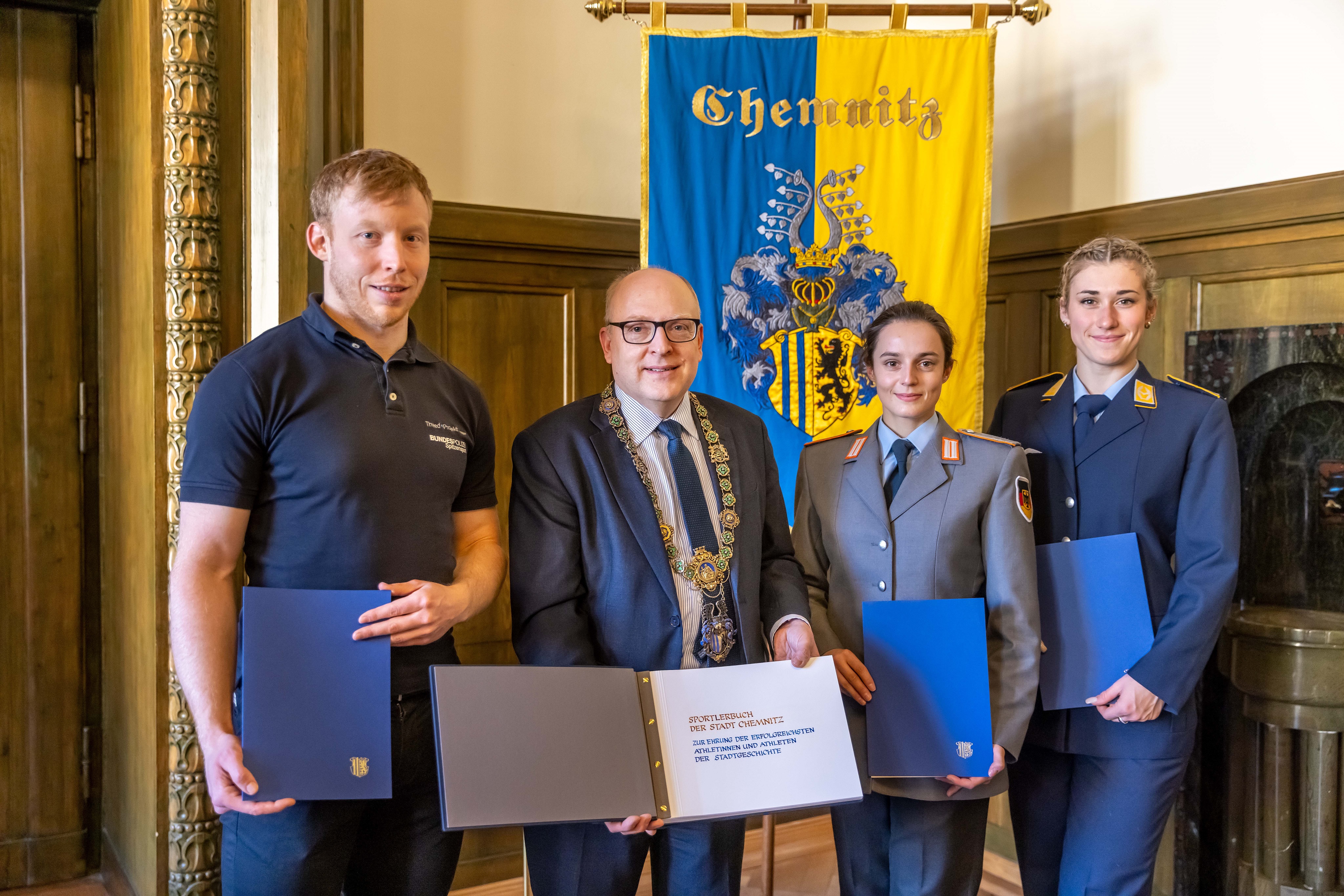 Joachim Eilers, Pauline Schäfer und Pauline Grabosch haben sich  als erste in das Goldene Buch des Sports der Stadt Chemnitz eingetragen. 