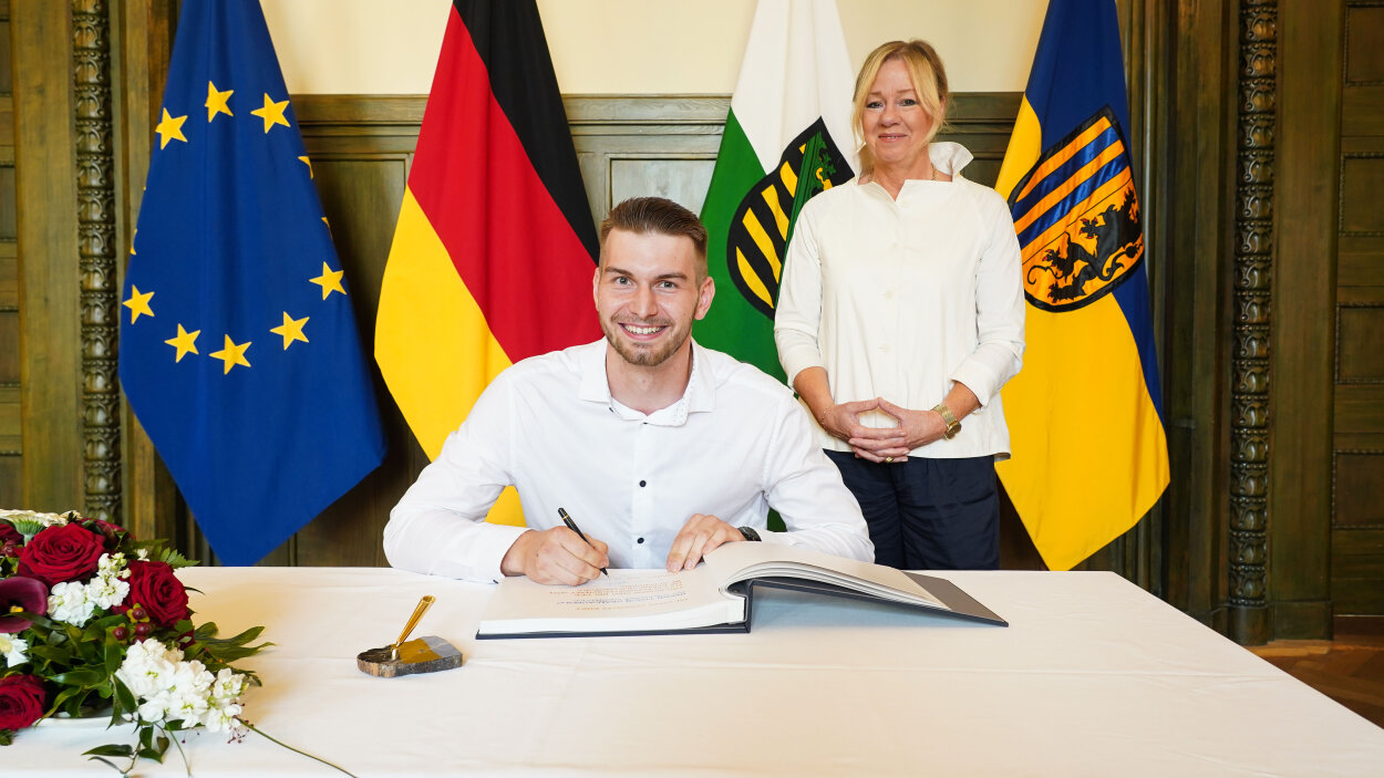 Timon Grancagnolo hat sich am 15. Juli 2024 im Beisein von Sportbürgermeisterin Dagmar Ruscheinsky das Goldene Buch des Sports der Stadt Chemnitz eingetragen.