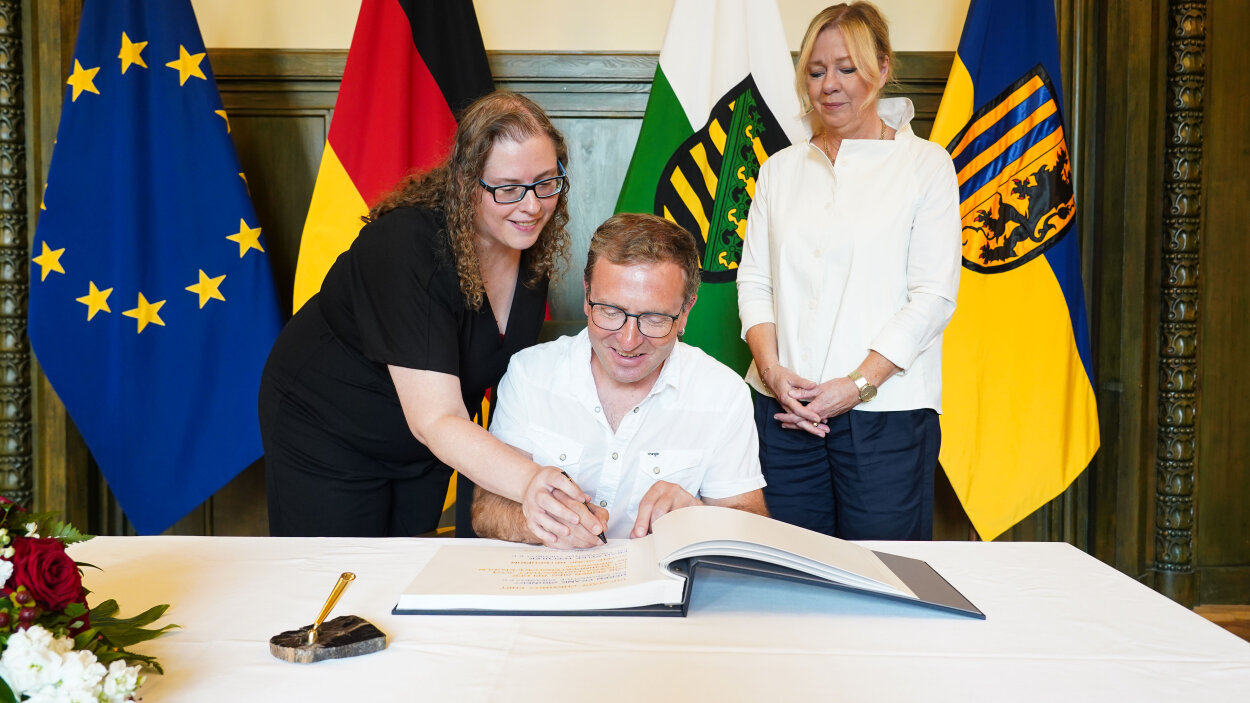 Kegler Frank Grunert hat sich am 15. Juli 2024 im Beisein von Sportbürgermeisterin Dagmar Ruscheinsky das Goldene Buch des Sports der Stadt Chemnitz eingetragen.