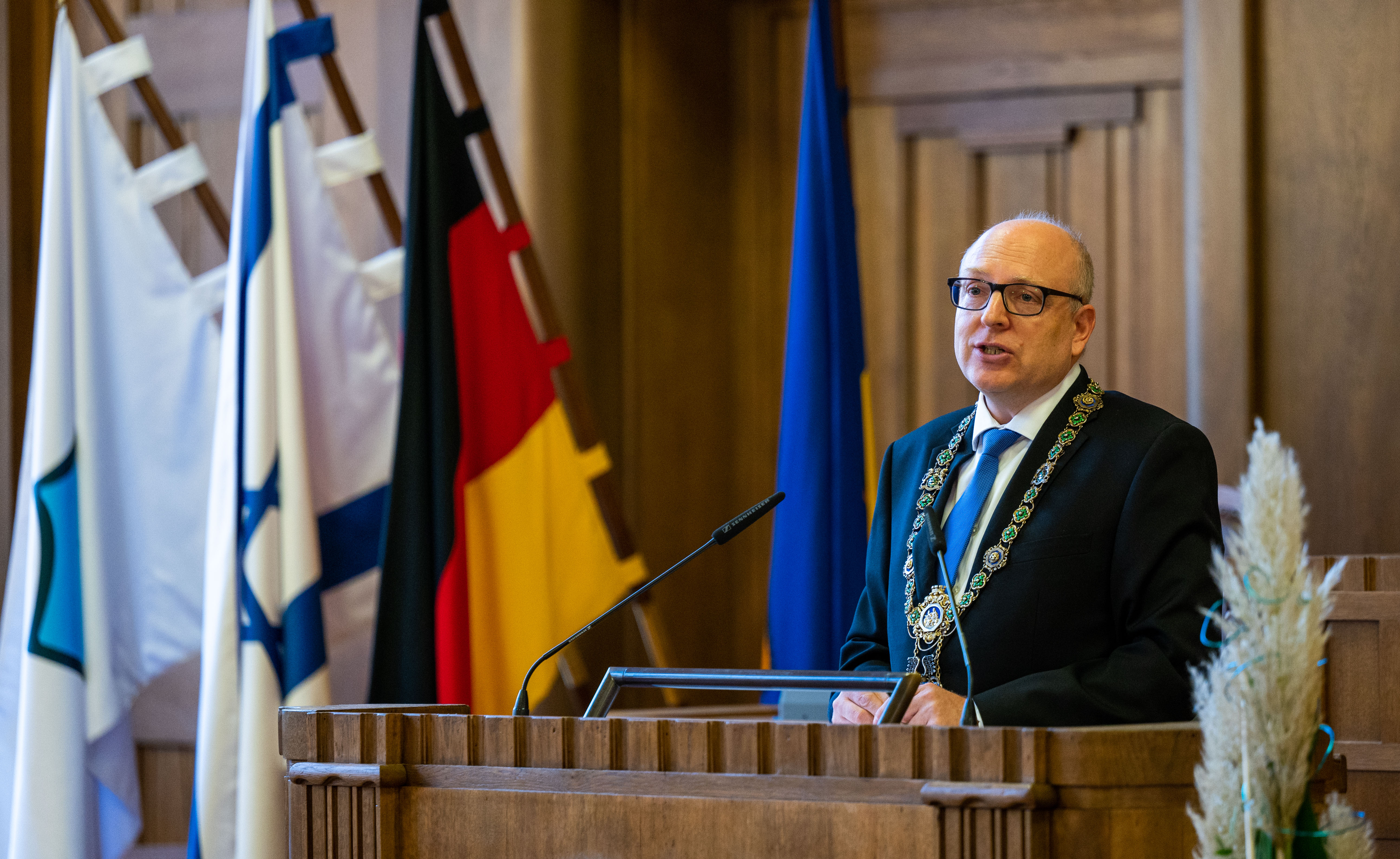 Oberbürgermeister Sven Schulze bei der Festrede anlässlich der Unterzeichnung der Städtepartnerschaft mit Kirjat Bialik am 26. Oktober 2022