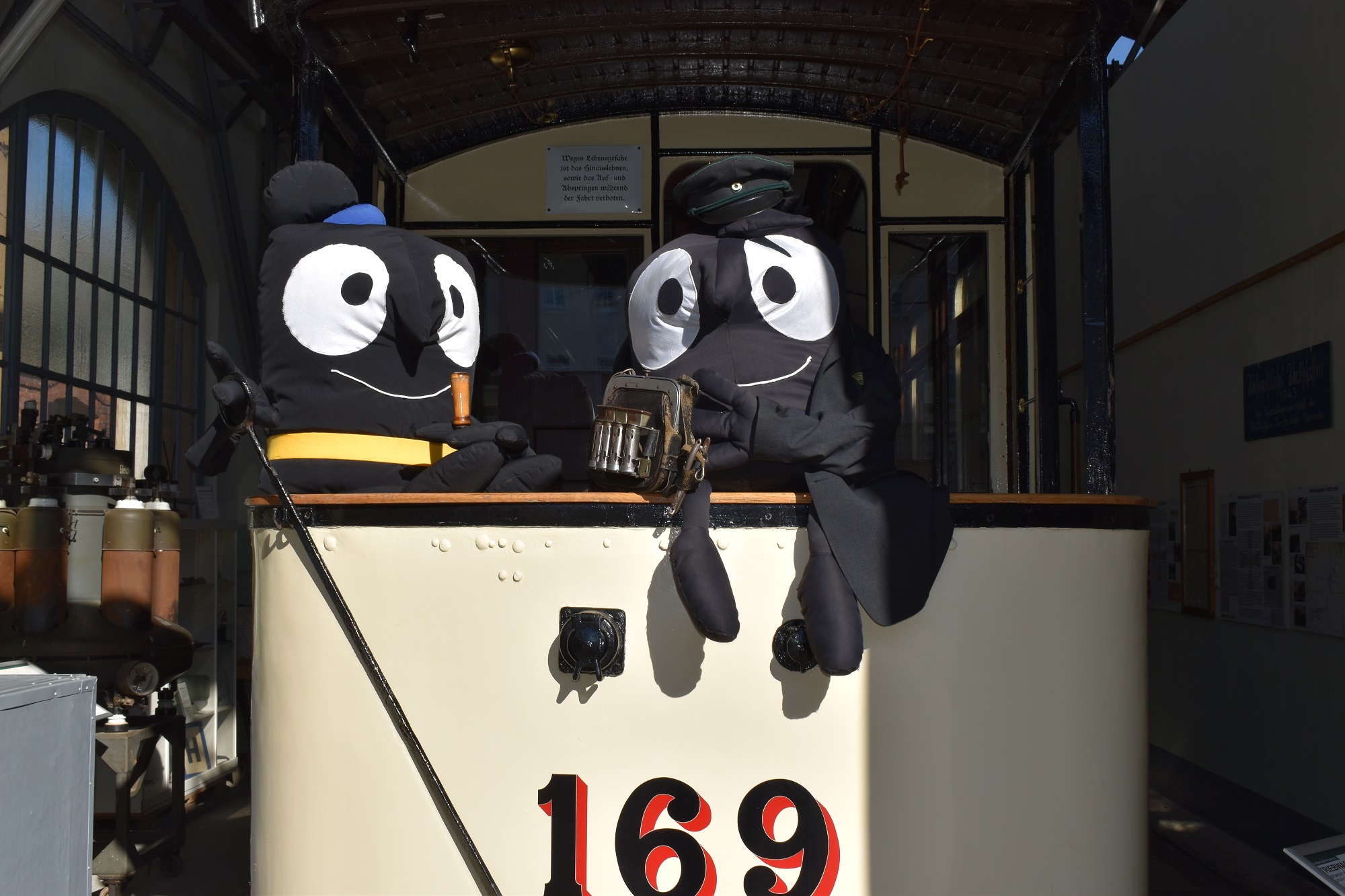 Edda und Edgar steuern die historische Straßenbahn