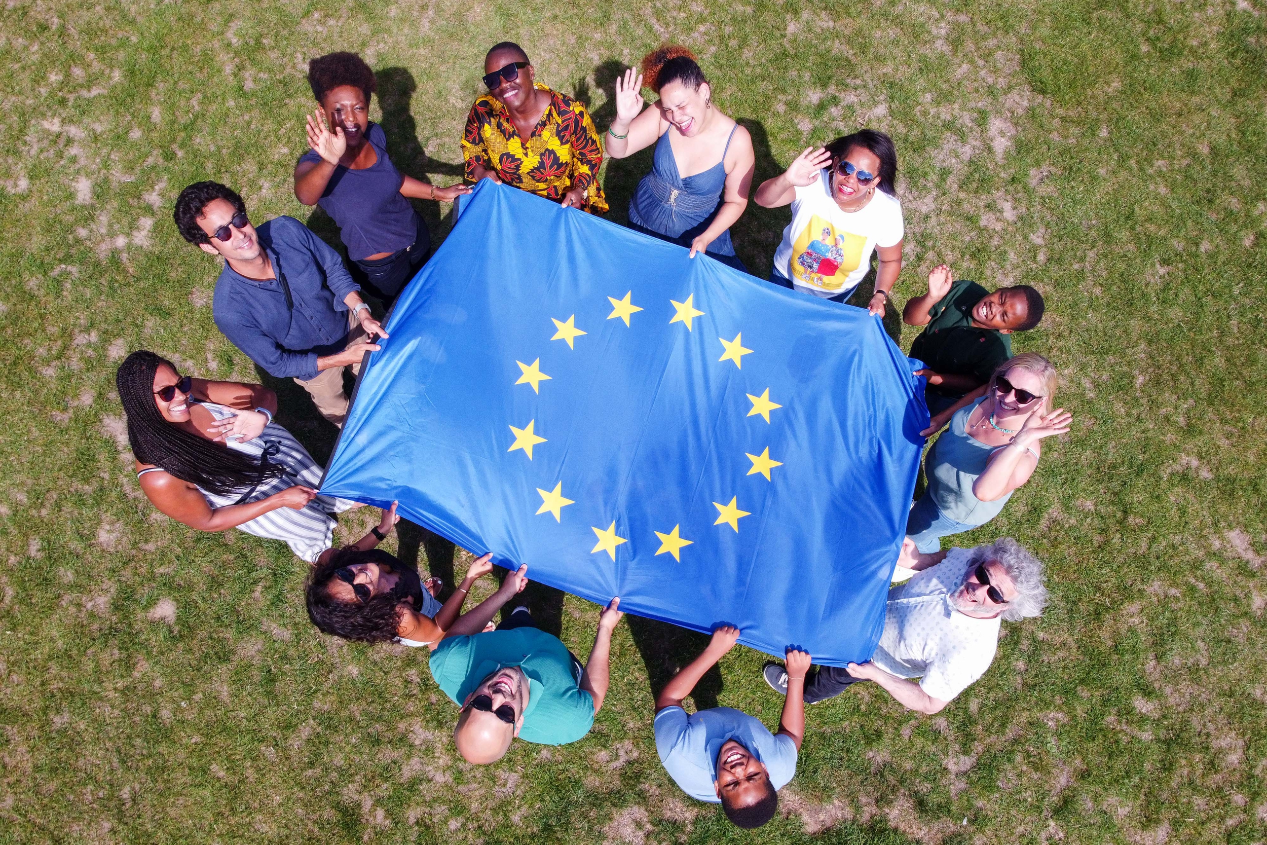 Junge Menschen mit Europaflagge, Symbolbild