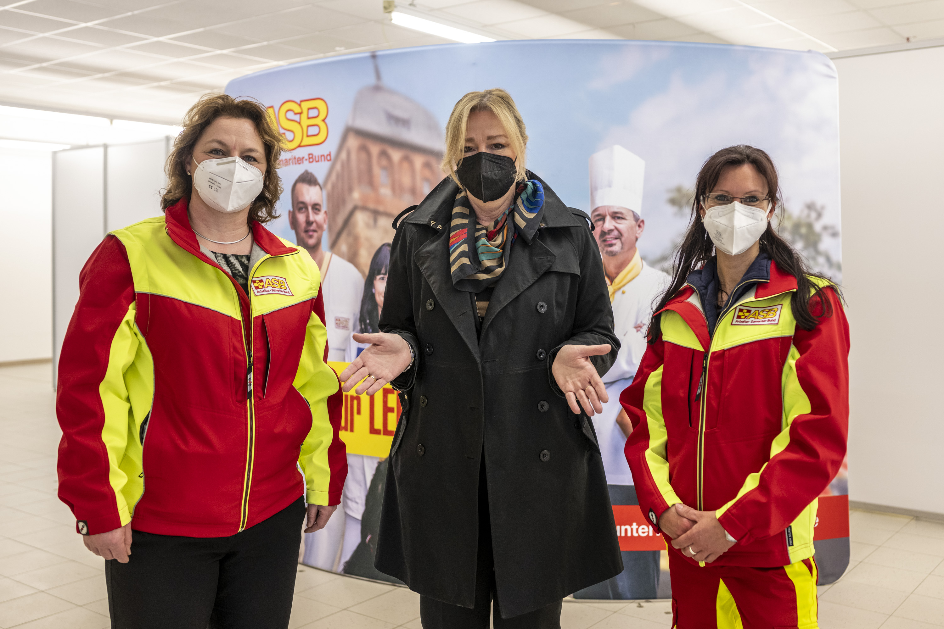 Dagmar Ruscheinsky (Mitte) verabschiedet die Mitarbeiterinnen und Mitarbeiter im Impfzentrum an der Wilhelm-Raabe-Straße. 