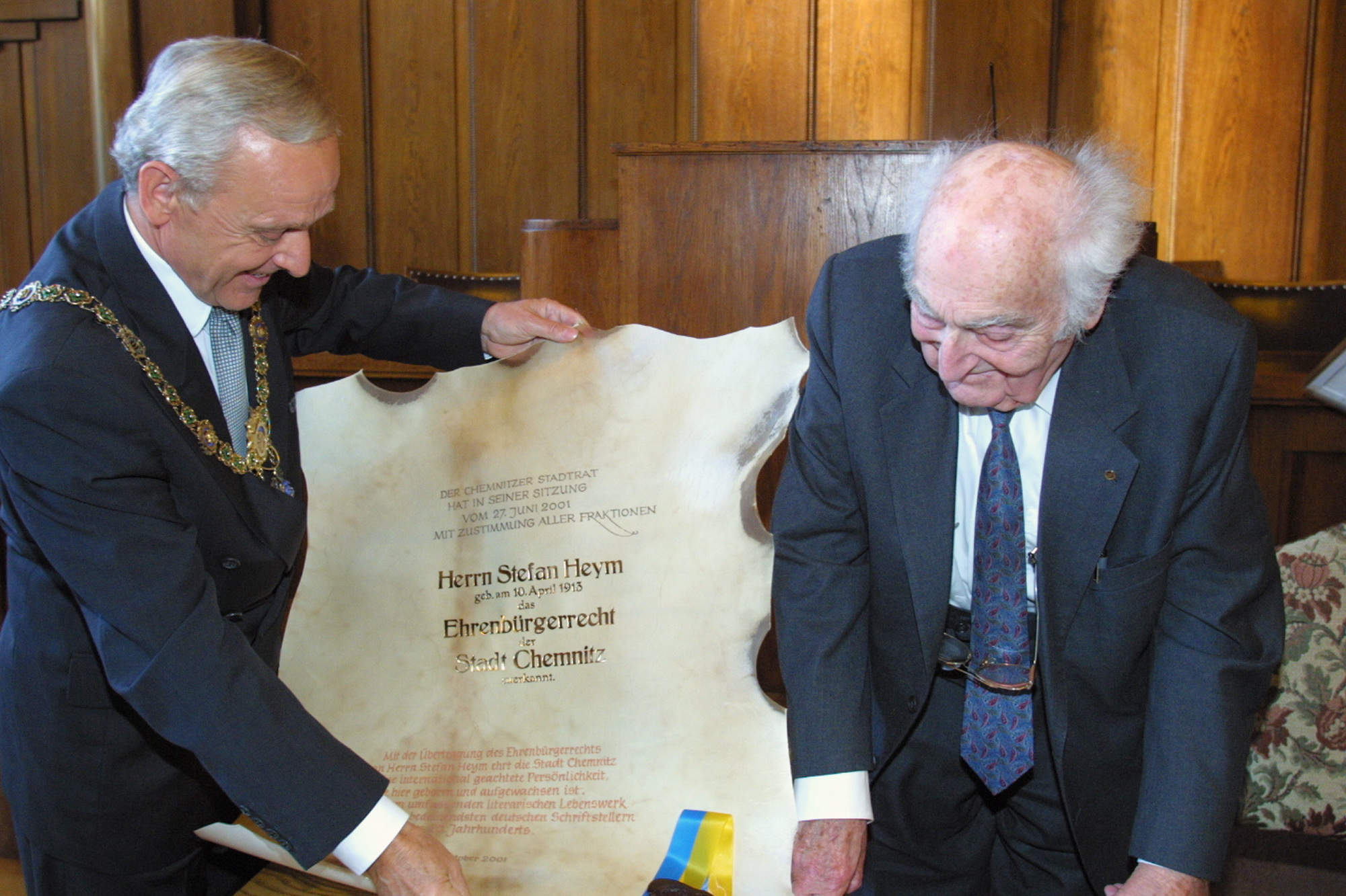 Der damalige Oberbürgermeister Dr. Peter Seifert überreicht Stefan Heym die Ehrenbürger-Urkunde