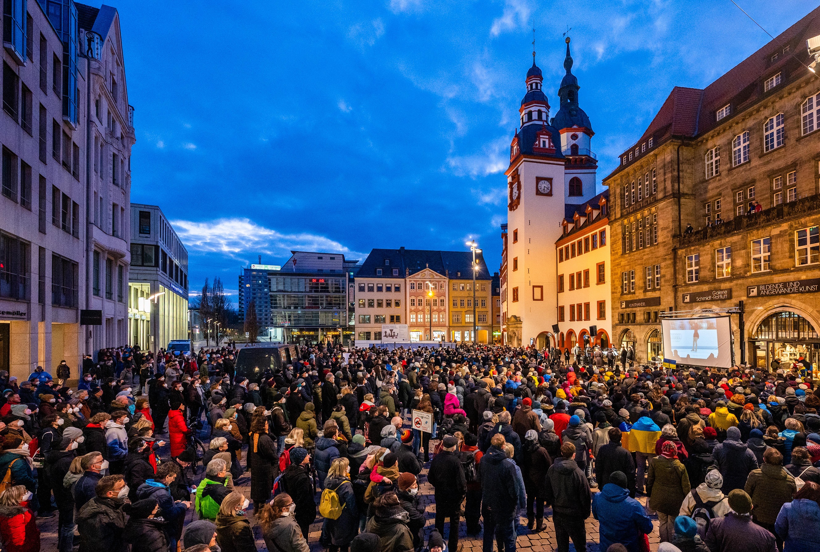 Tausende Chemnitzer:innen haben am heutigen 5. März unter dem Motto „Miteinander statt Nebeneinander“ mit Veranstaltungen und Aktionen an die Bombardierung der Stadt vor 77 Jahren und an die Opfer des Zweiten Weltkrieges erinnert.