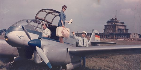 Die AERO 45 der Deutschen Lufthansa der DDR steht für das wirtschaftliche Aufblühen des Flughafens in den 1950er-Jahren. Im Spitzenjahr 1959 wurden 18.470 Personen befördert. Am 31. Oktober 1962 wurde der Linienverkehr endgültig eingestellt. 