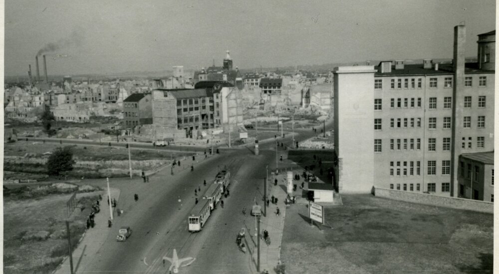 Vom Falkeplatz aus wurde die Zerstörung der Chemnitzer Innenstadt im zweiten Weltkrieg deutlich. Blick von der Zwickauer Straße um 1950. 