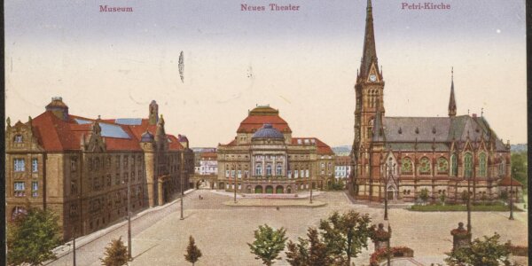 Eine Ansicht von 1918 zeigt das Ensemble aus Museum, Theater und Kirche. 