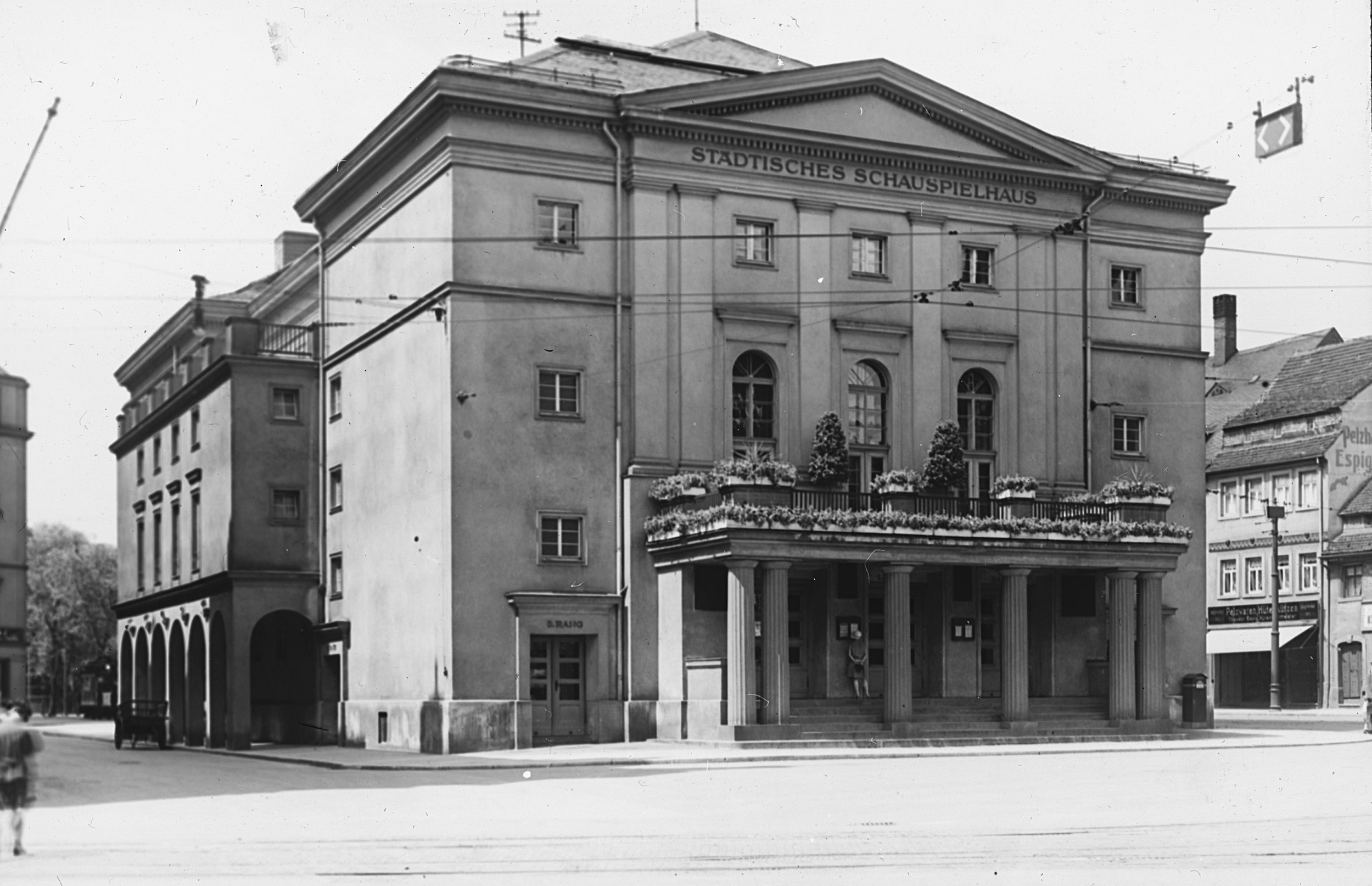 Mitten auf der heutigen Theaterstraße stand das ehemaliges Schauspielhaus, hier um 1900. Es brannte am 5. März 1945 völlig aus.