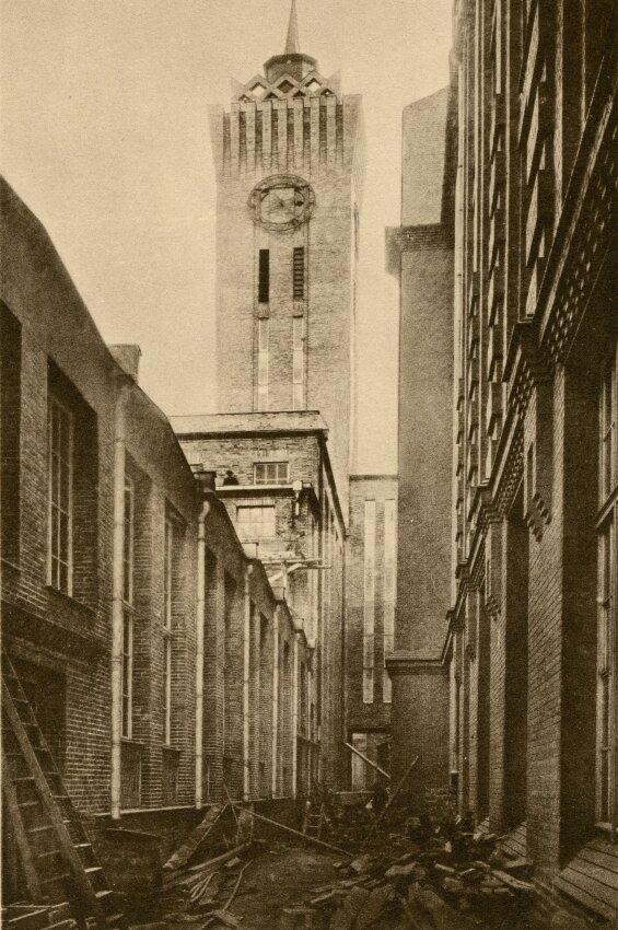 Innenhof des Fabrikkomplexes mit Uhrturm, 1928