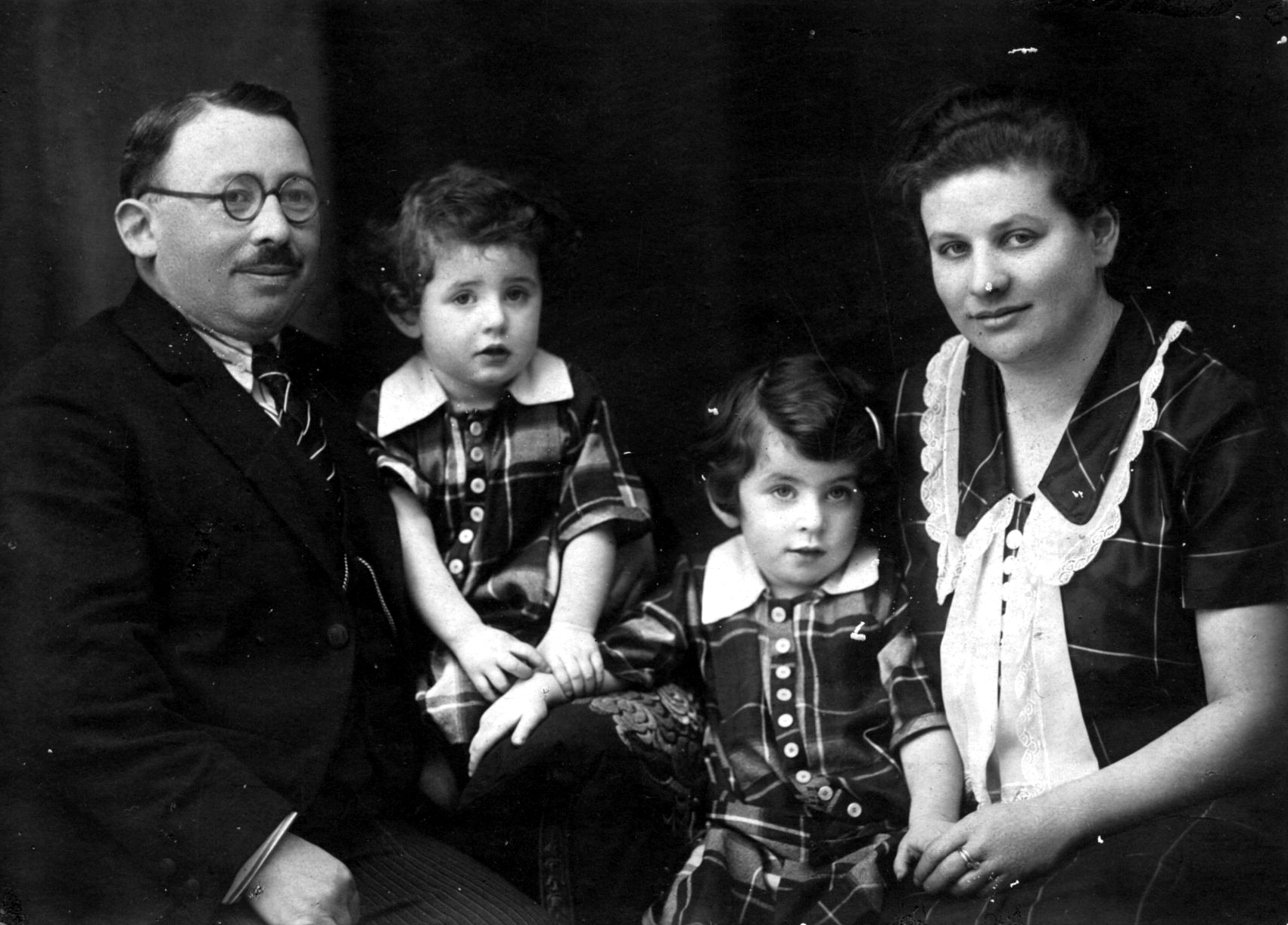 Max und Paula Margaretha Geller mit ihren Töchtern.