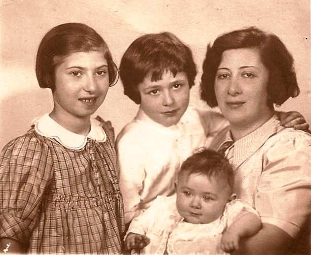 Frieda Nussberg mit Kindern