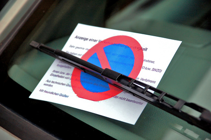 Hinweiszettel am falsch geparkten Fahrzeug
