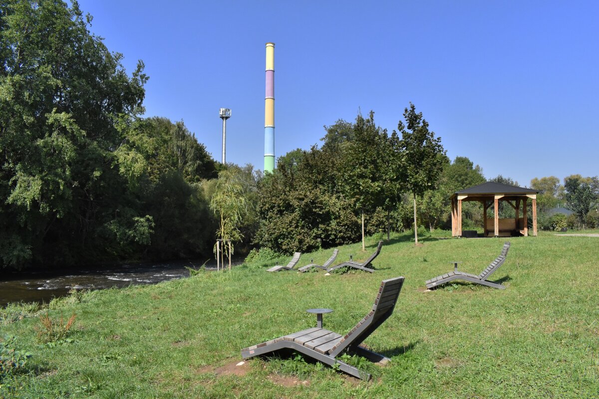 Das Ufer an der Chemnitz, das im Bereich der Hauboldstraße bereits gut begehbar ist, wurde als Interventionsfläche Nordpark neu gestaltet. 