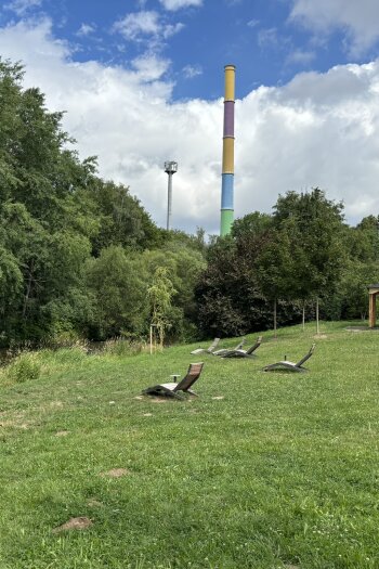 Im Nordpark kann man von Holzliegen aus auf die Chemnitz blicken. 