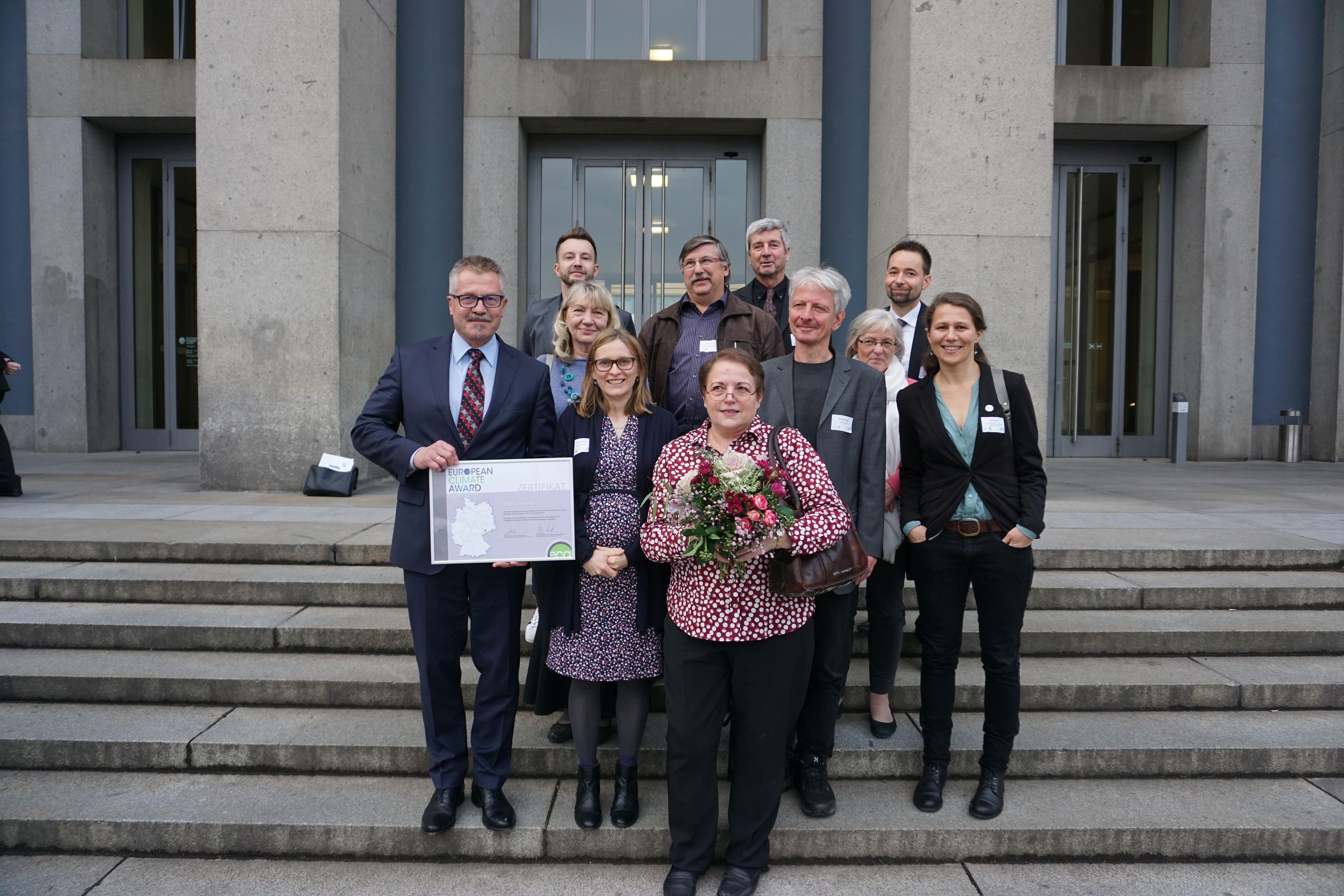Die Chemnitzer Delegation mit Bürgermeister Miko Runkel nach der Entgegennahme der Auszeichnung