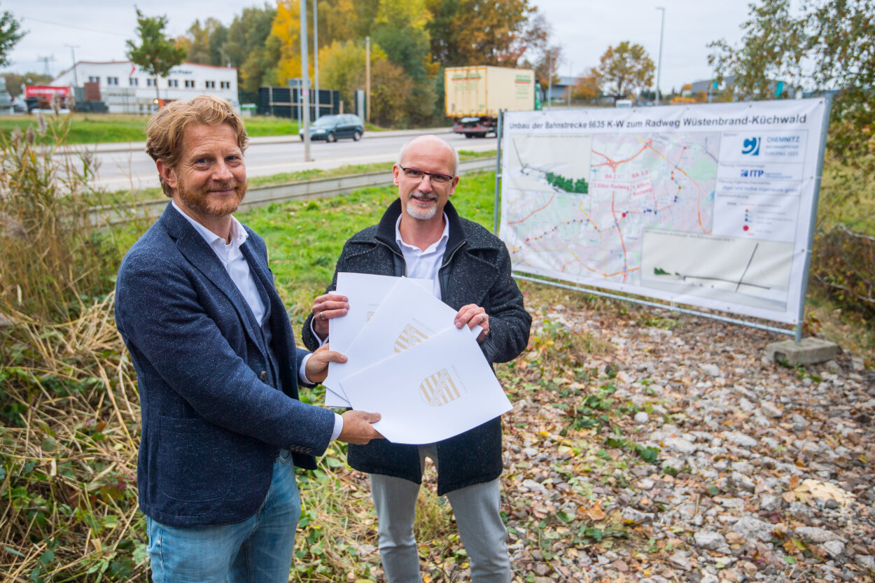 Baubürgermeister Michael Stötzer und Torsten Stanko vom vom Landesamt für Straßenbau und Verkehr bei der Scheckübergabe.