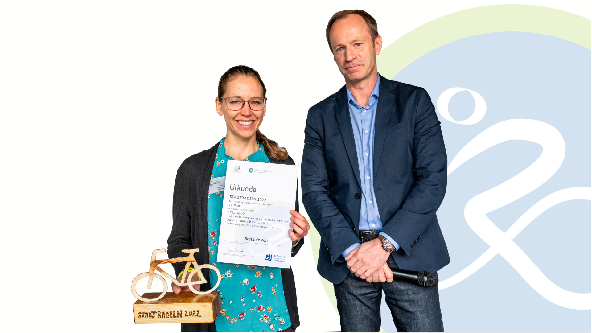 Bürgermeister Knut Kunze überreichte den Preis und die Urkunde an die radaktivste Radlerin Stefanie Zelt