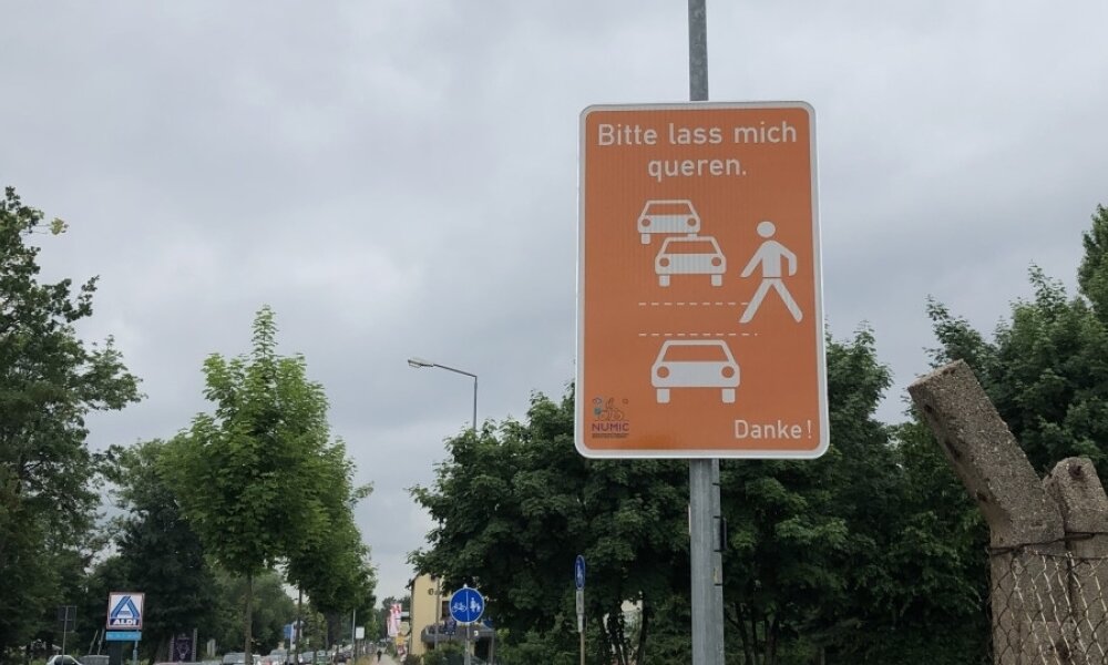 An der Zschopauer Straße wurden neue Hinweisschilder angebracht.